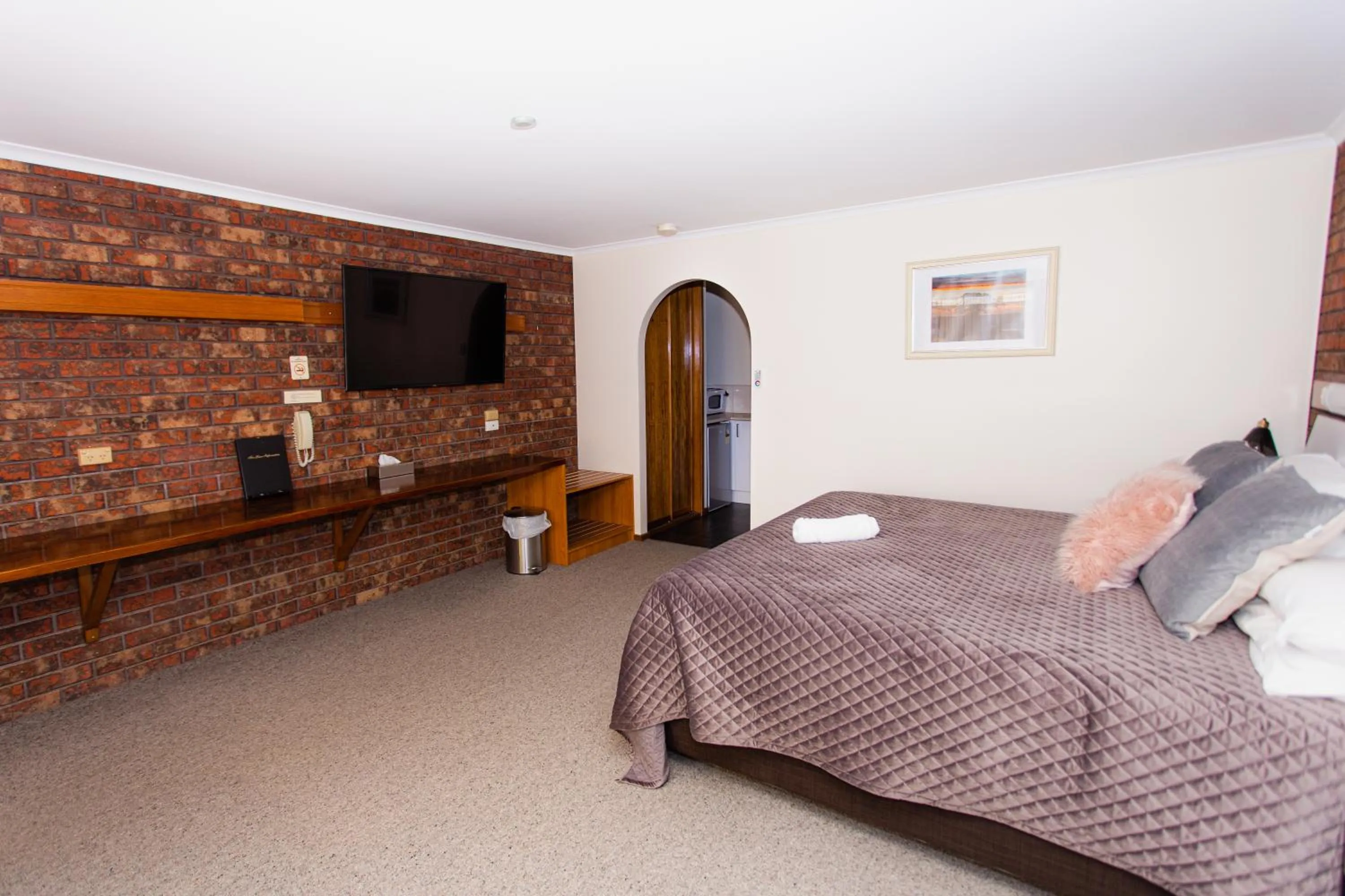 Photo of the whole room, Bed in Donald Motor Lodge