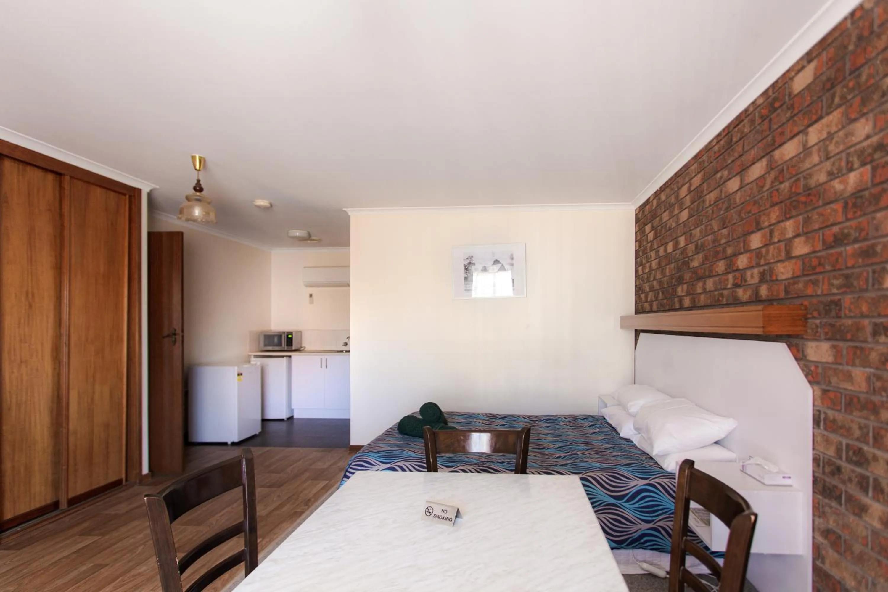 Photo of the whole room, Bed in Donald Motor Lodge