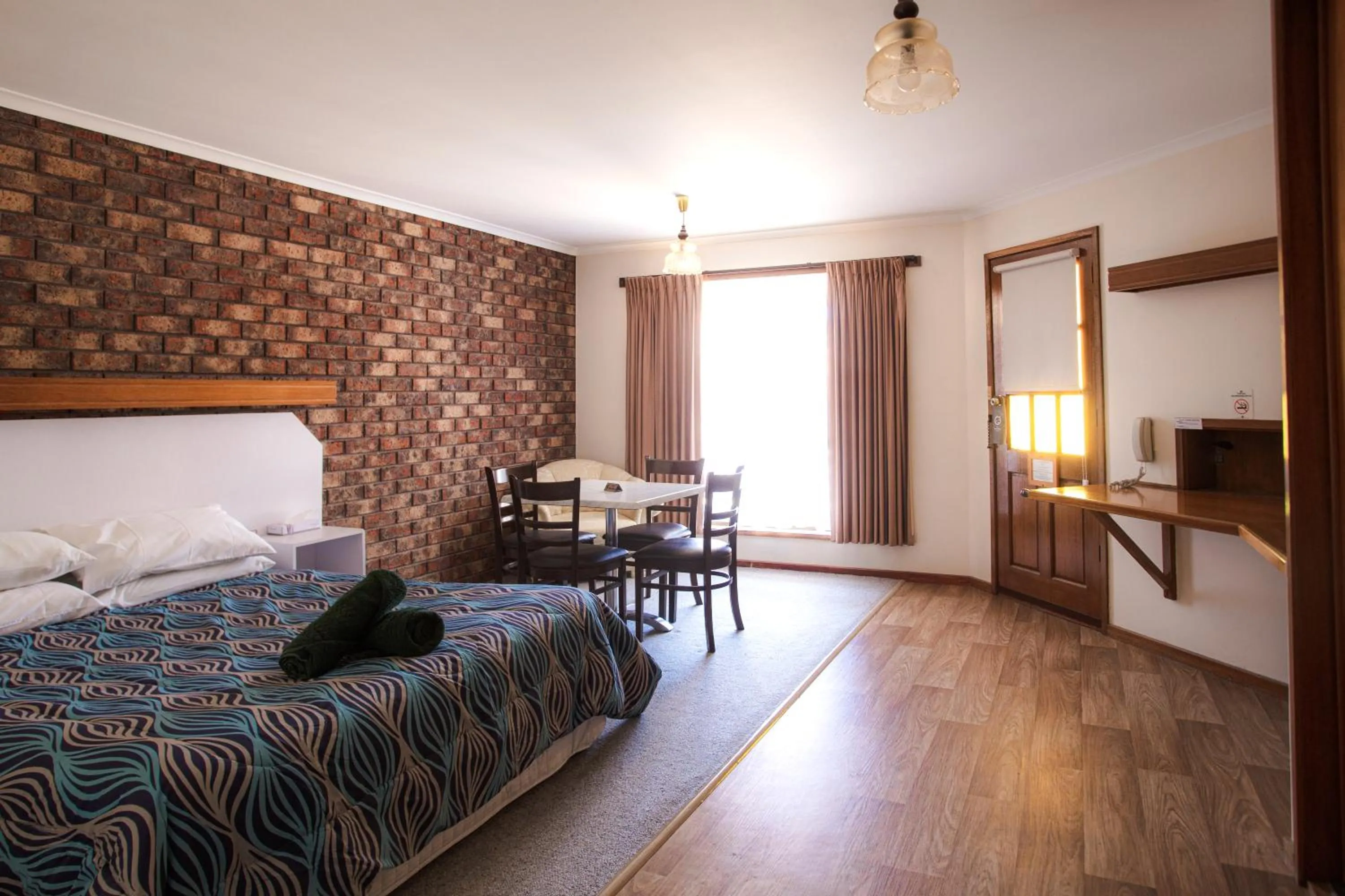 Photo of the whole room, Bed in Donald Motor Lodge