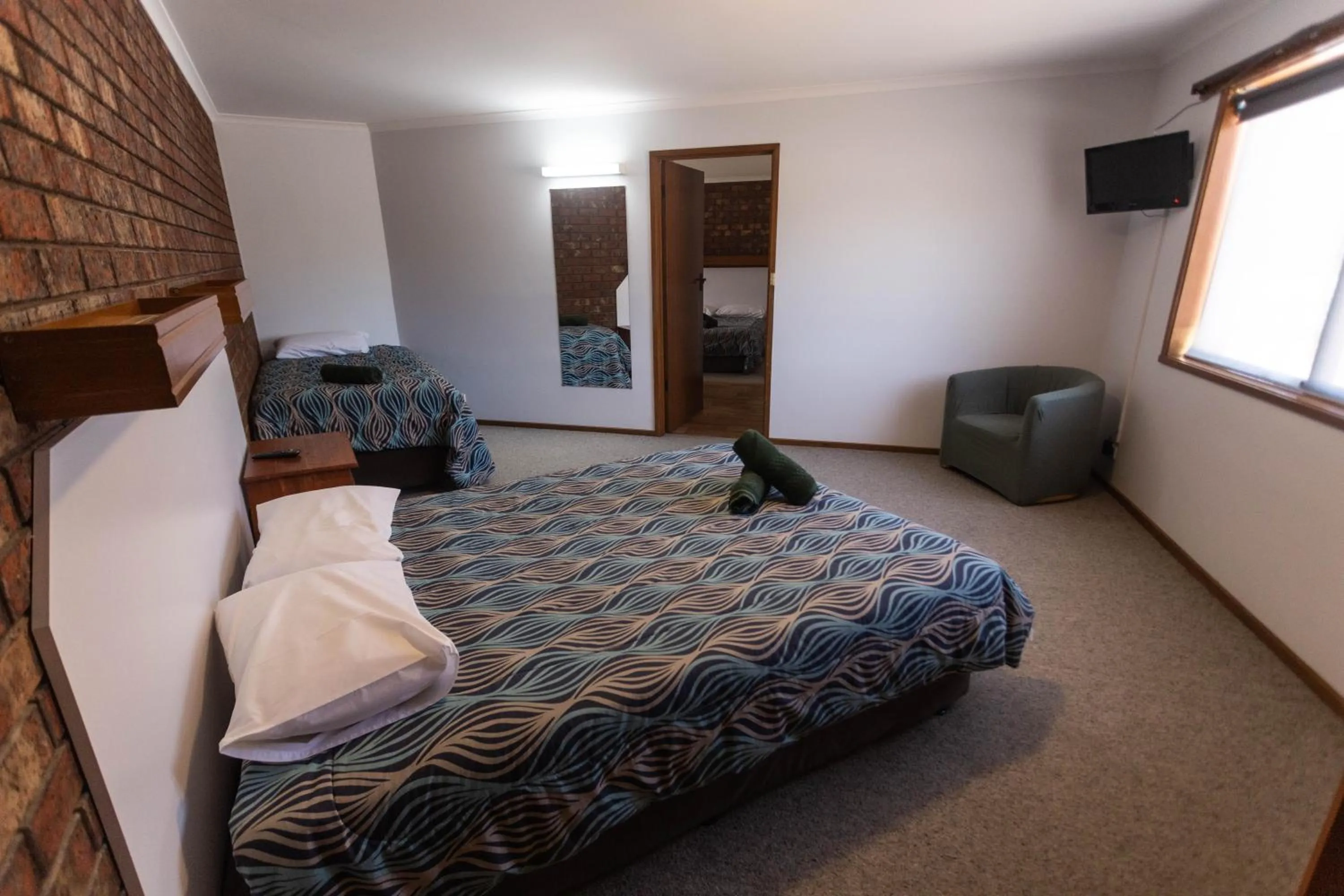 Bedroom, Bed in Donald Motor Lodge