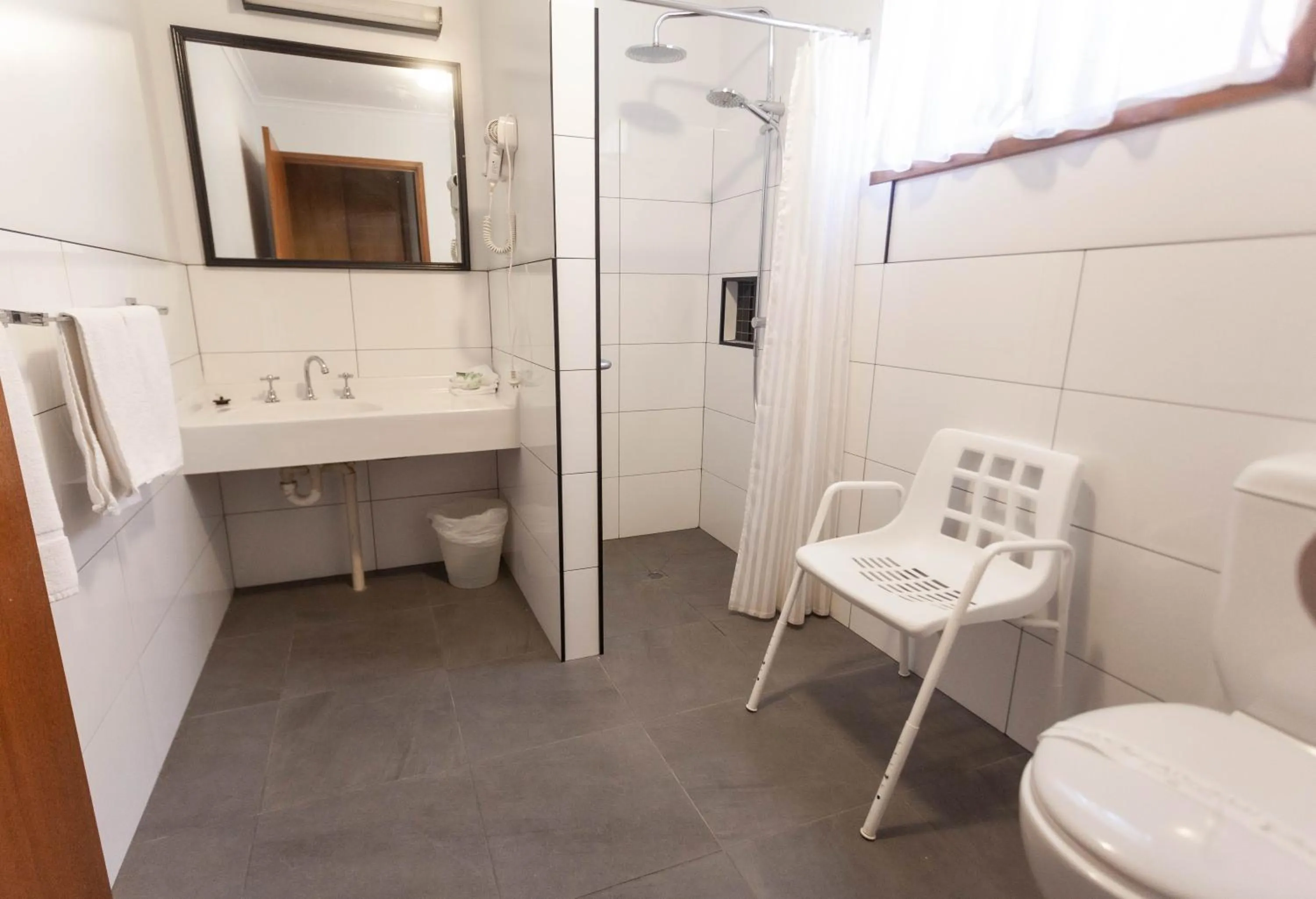 Bathroom in Donald Motor Lodge