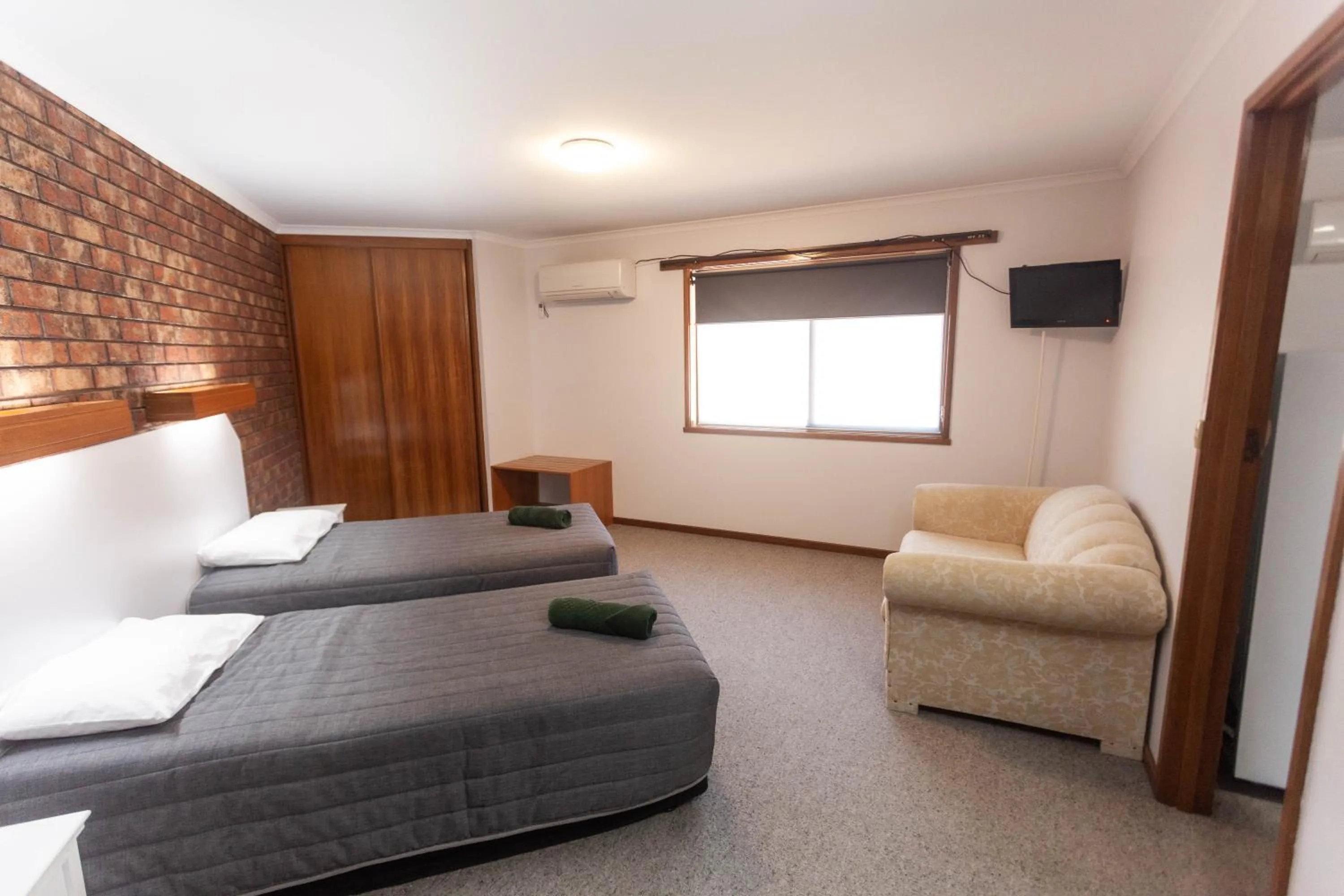 Bedroom, Bed in Donald Motor Lodge