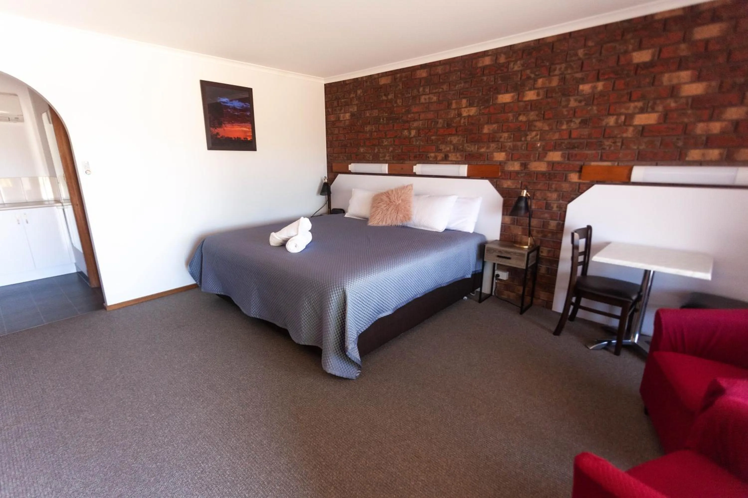 Photo of the whole room, Bed in Donald Motor Lodge