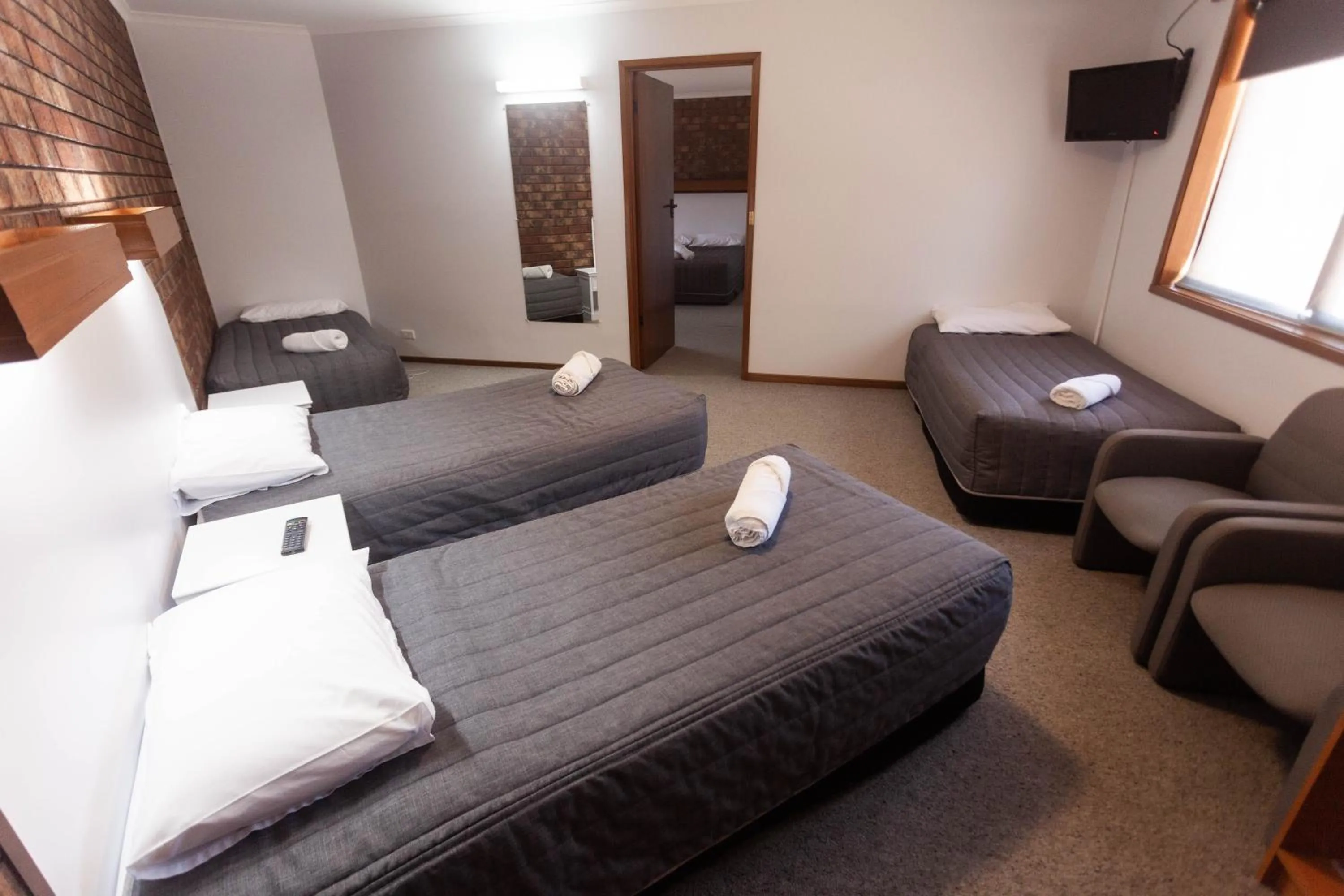 Bedroom, Bed in Donald Motor Lodge