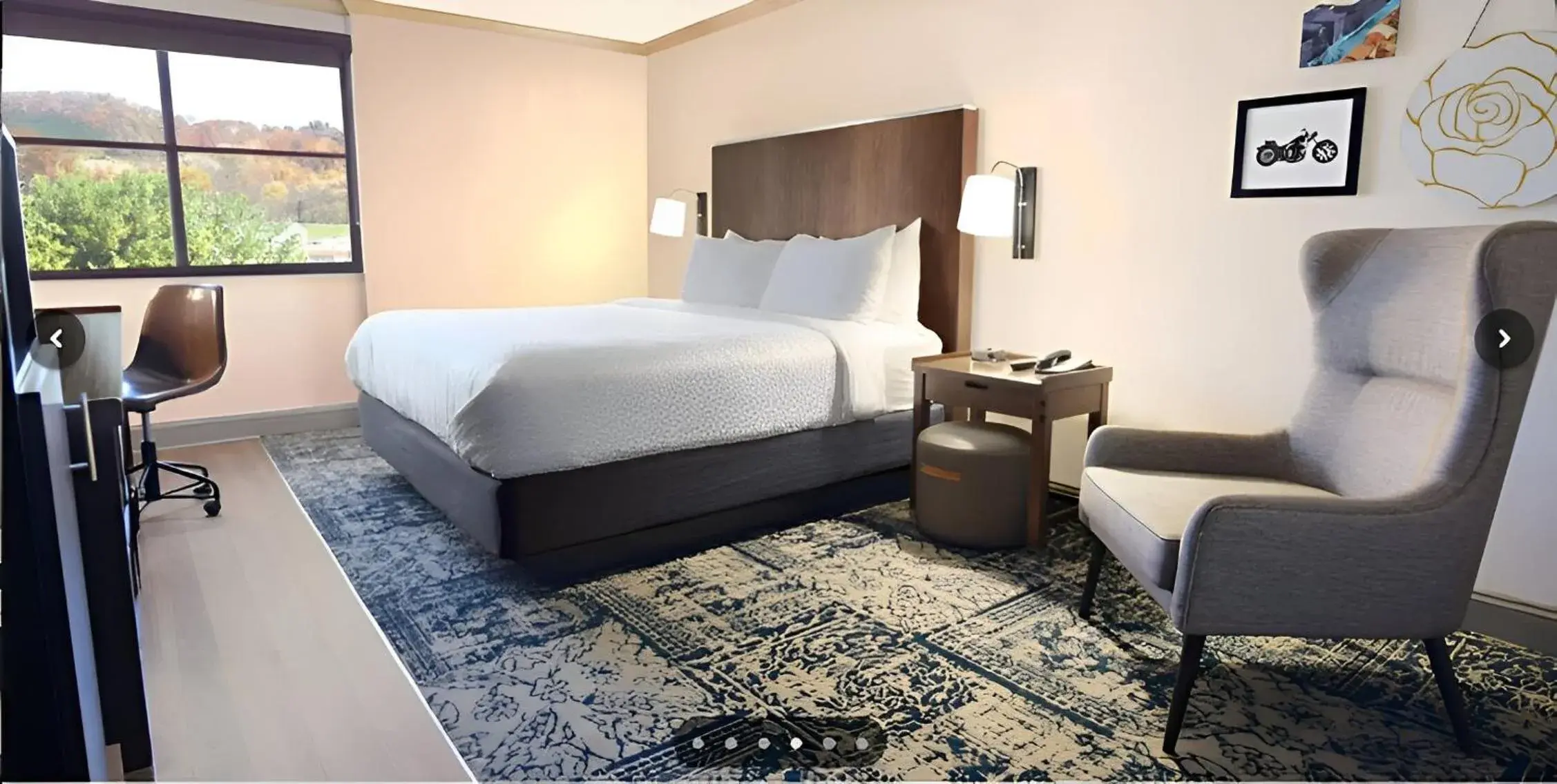 Deluxe King Room with Adapted Tub - Mobility and Hearing Accessible in Four Points by Sheraton York Deluxe King Room with Adapted Tub - Mobility and Hearing Accessible in Four Points by Sheraton York