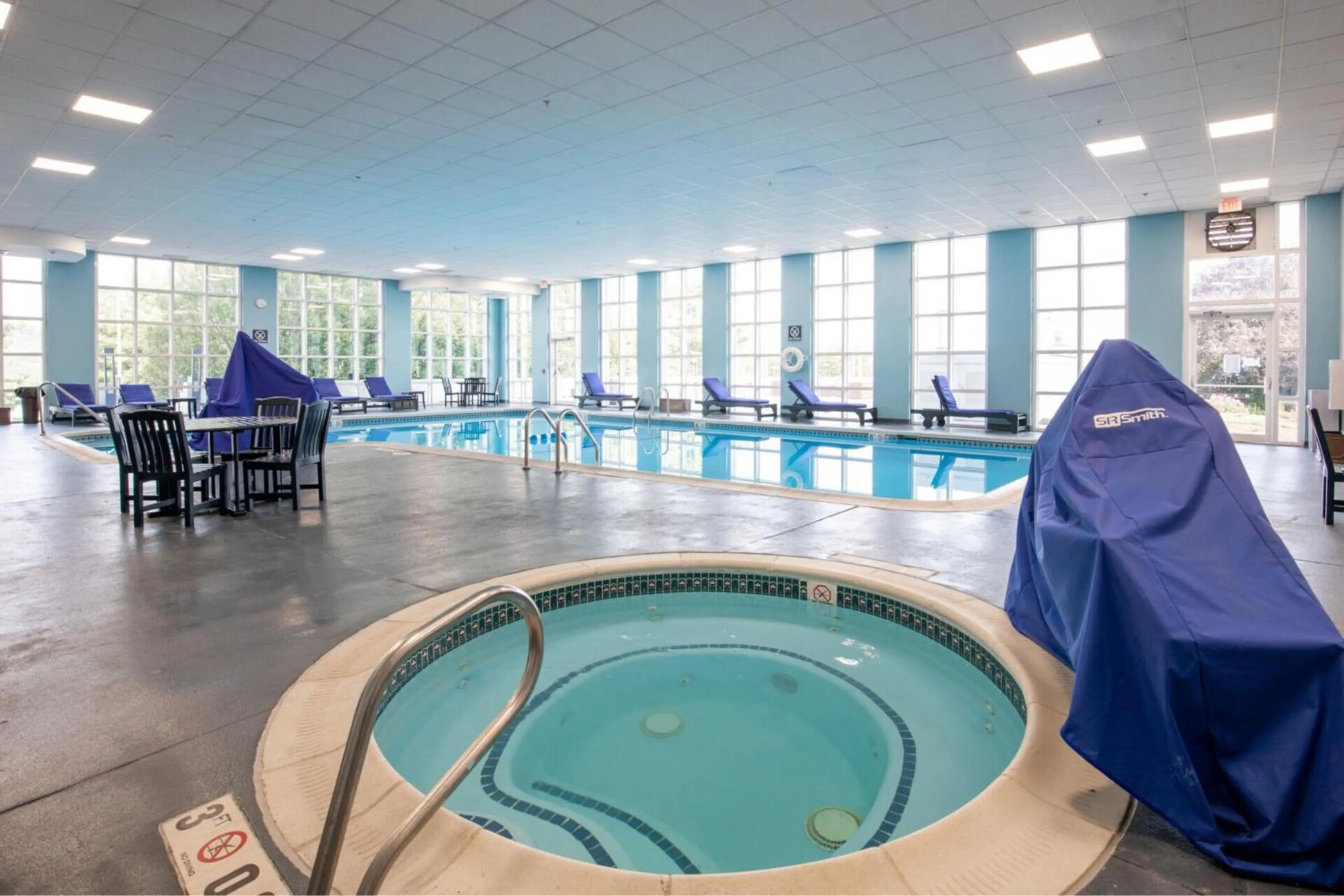 Swimming pool in Four Points by Sheraton York