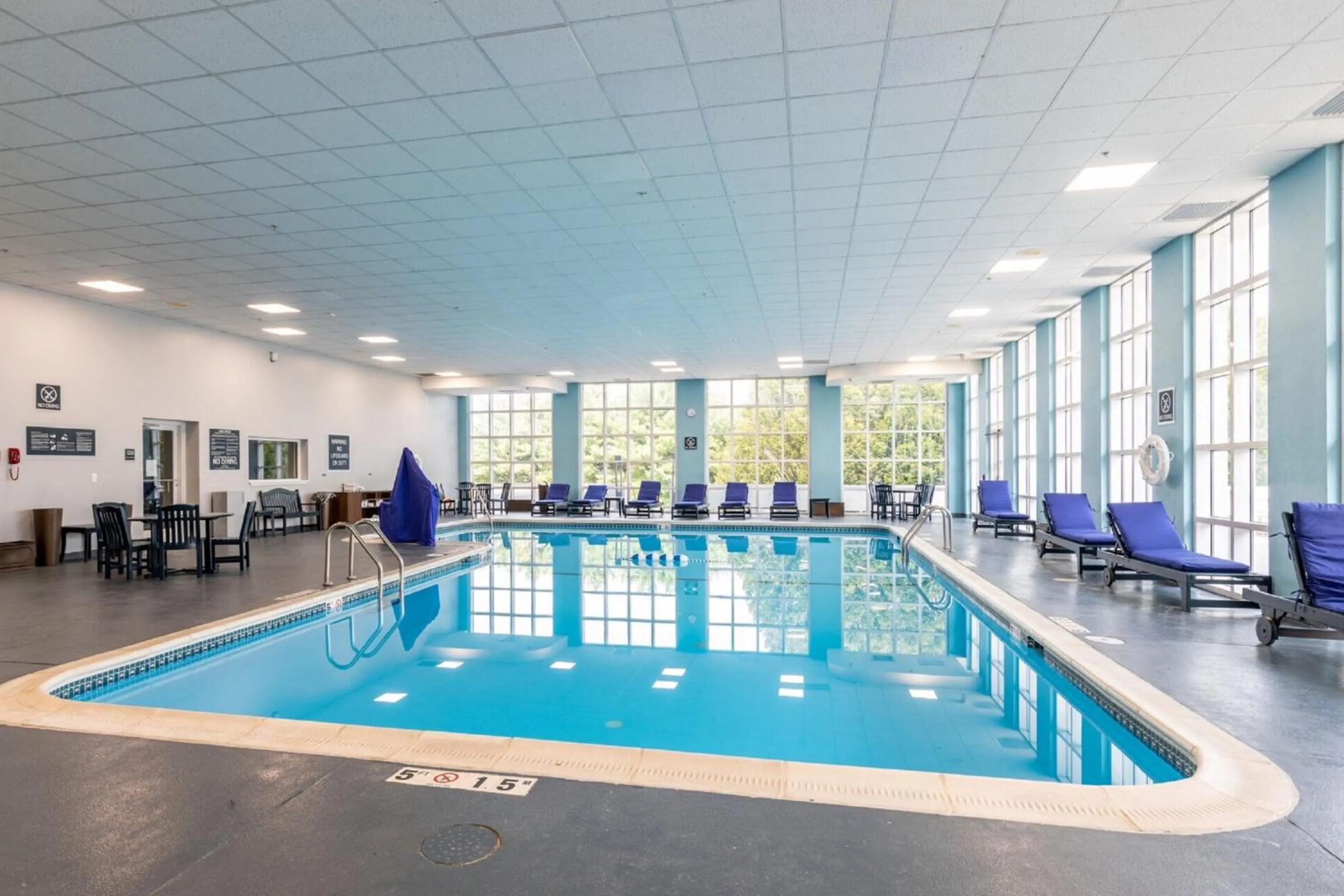 Swimming pool in Four Points by Sheraton York