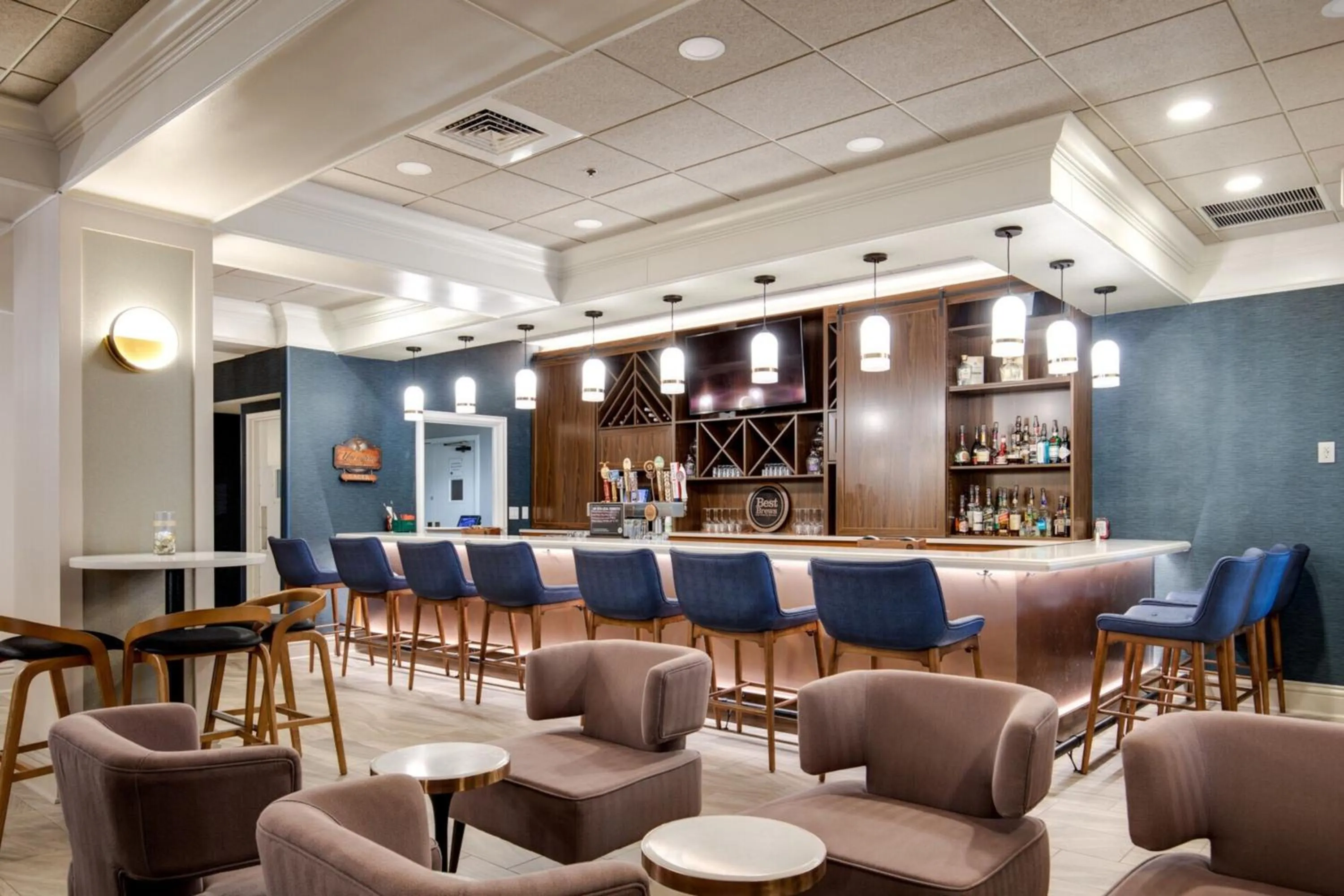 Lounge or bar in Four Points by Sheraton York