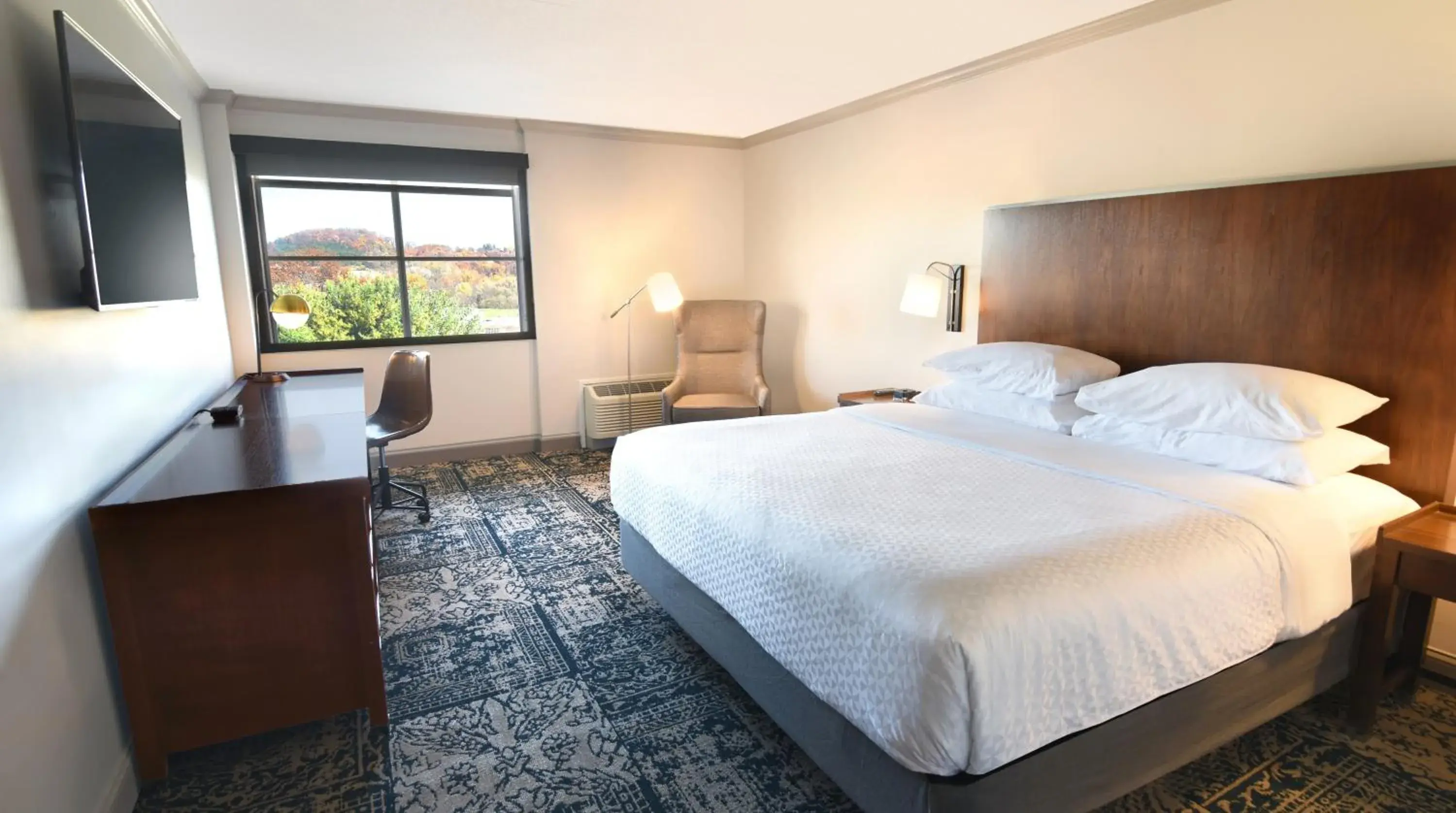 Deluxe King Room with Adapted Tub - Mobility and Hearing Accessible in Four Points by Sheraton York Deluxe King Room with Adapted Tub - Mobility and Hearing Accessible in Four Points by Sheraton York