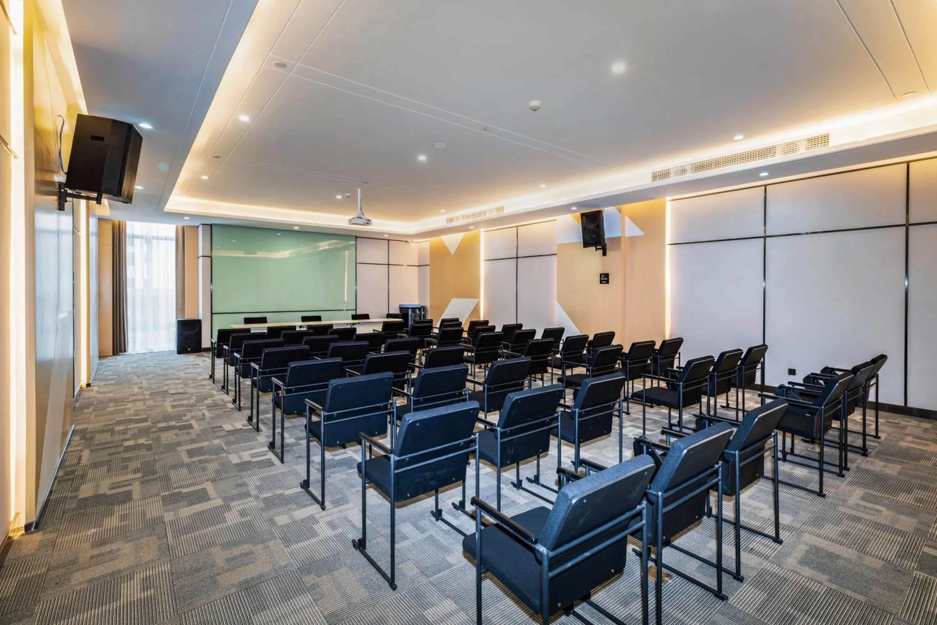 Atour Hotel (Wuhan Mulan Pishang Building)