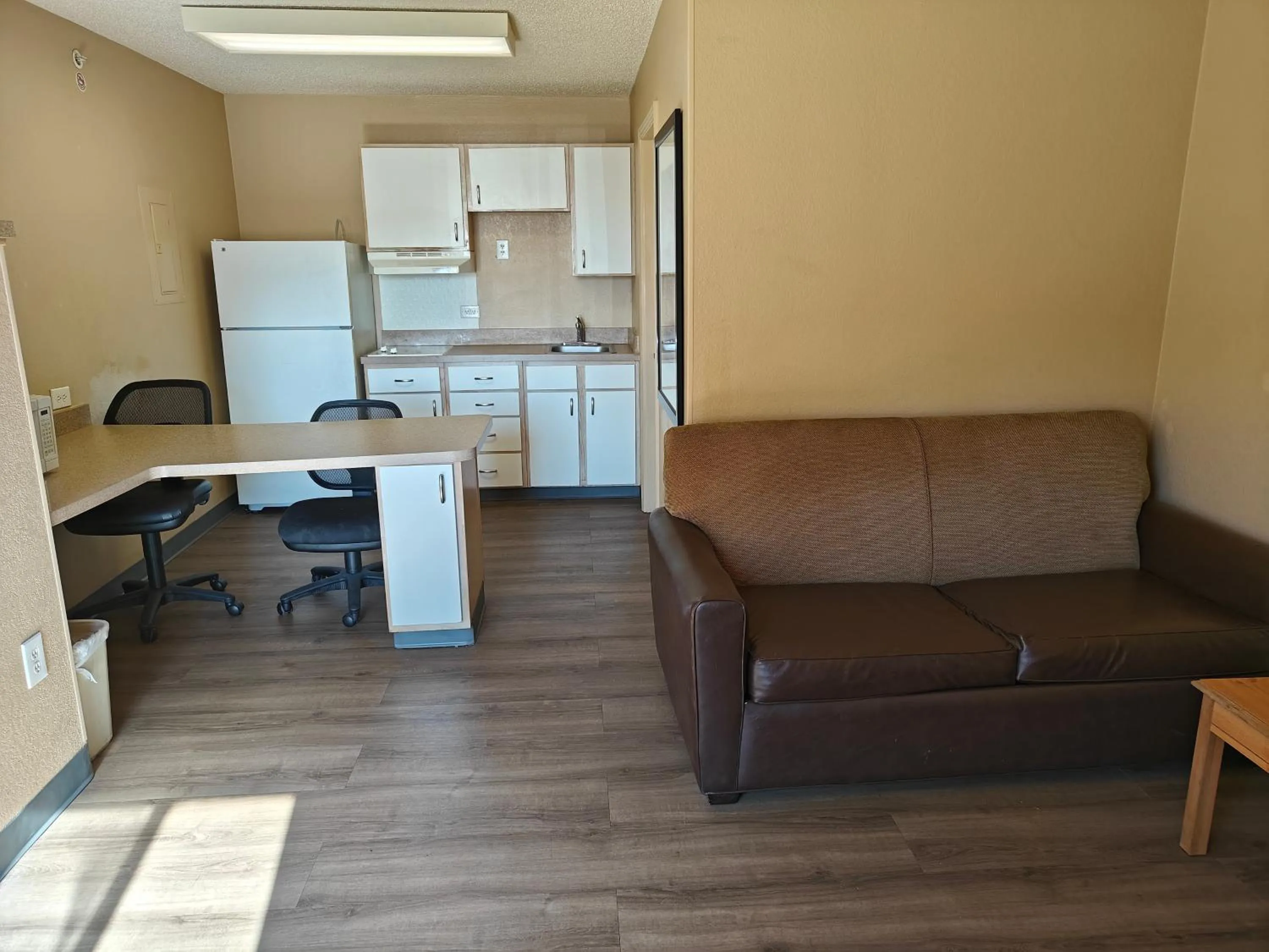 Kitchen or kitchenette in Hawthorn Extended Stay by Wyndham DFW Airport North