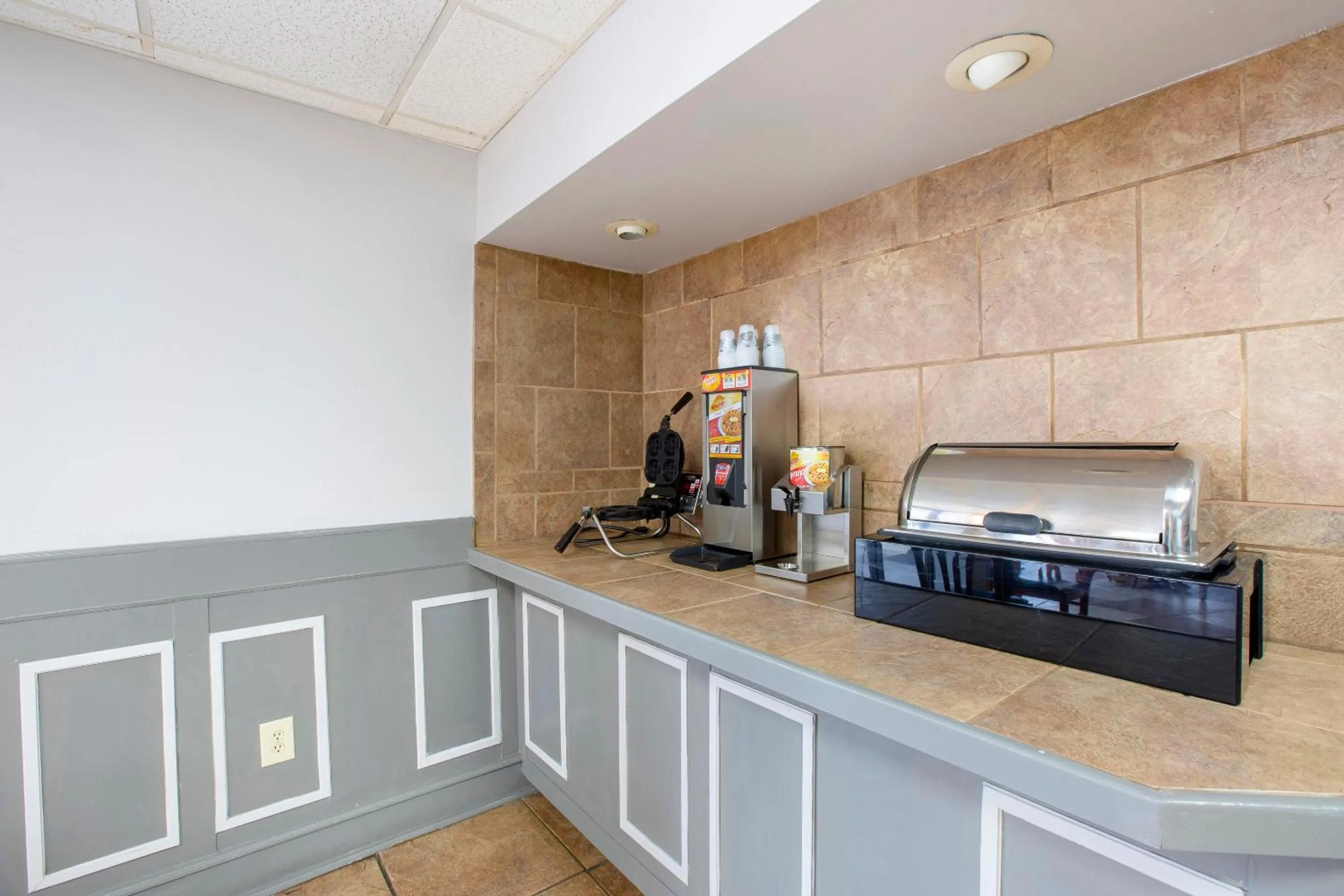 Dining area in Port Allen Inn