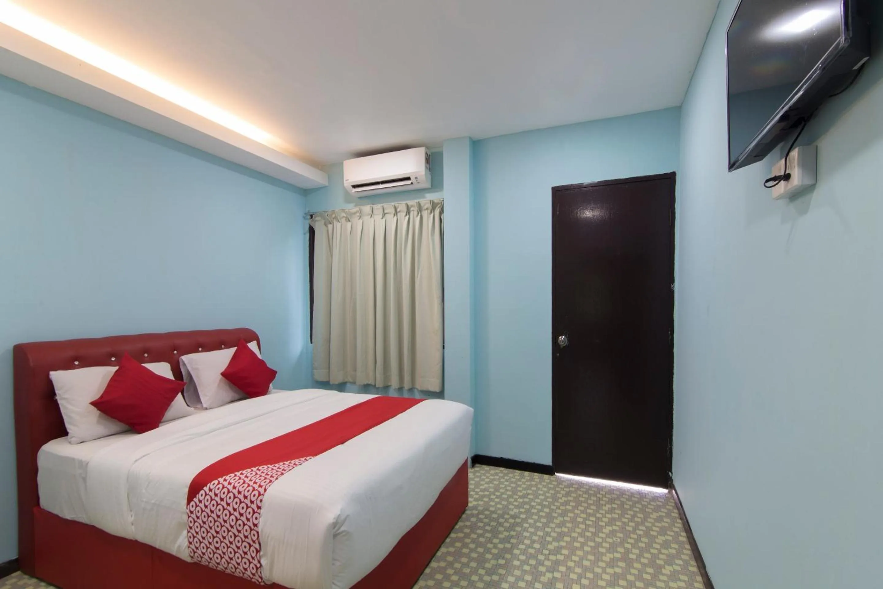 Bedroom, TV/Entertainment Center in OYO 1136 Pd Star Hotel