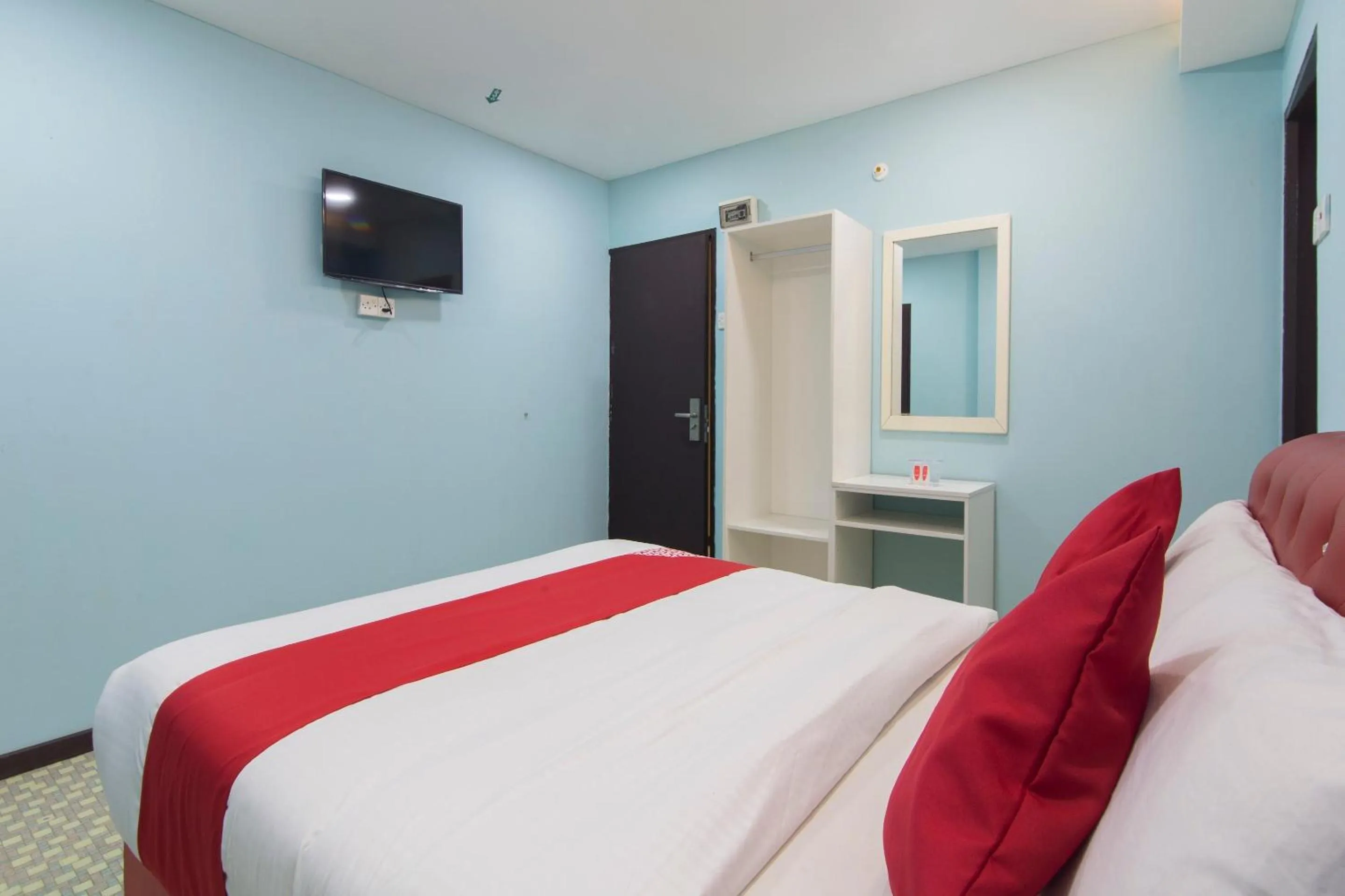 Bedroom, TV/Entertainment Center in OYO 1136 Pd Star Hotel