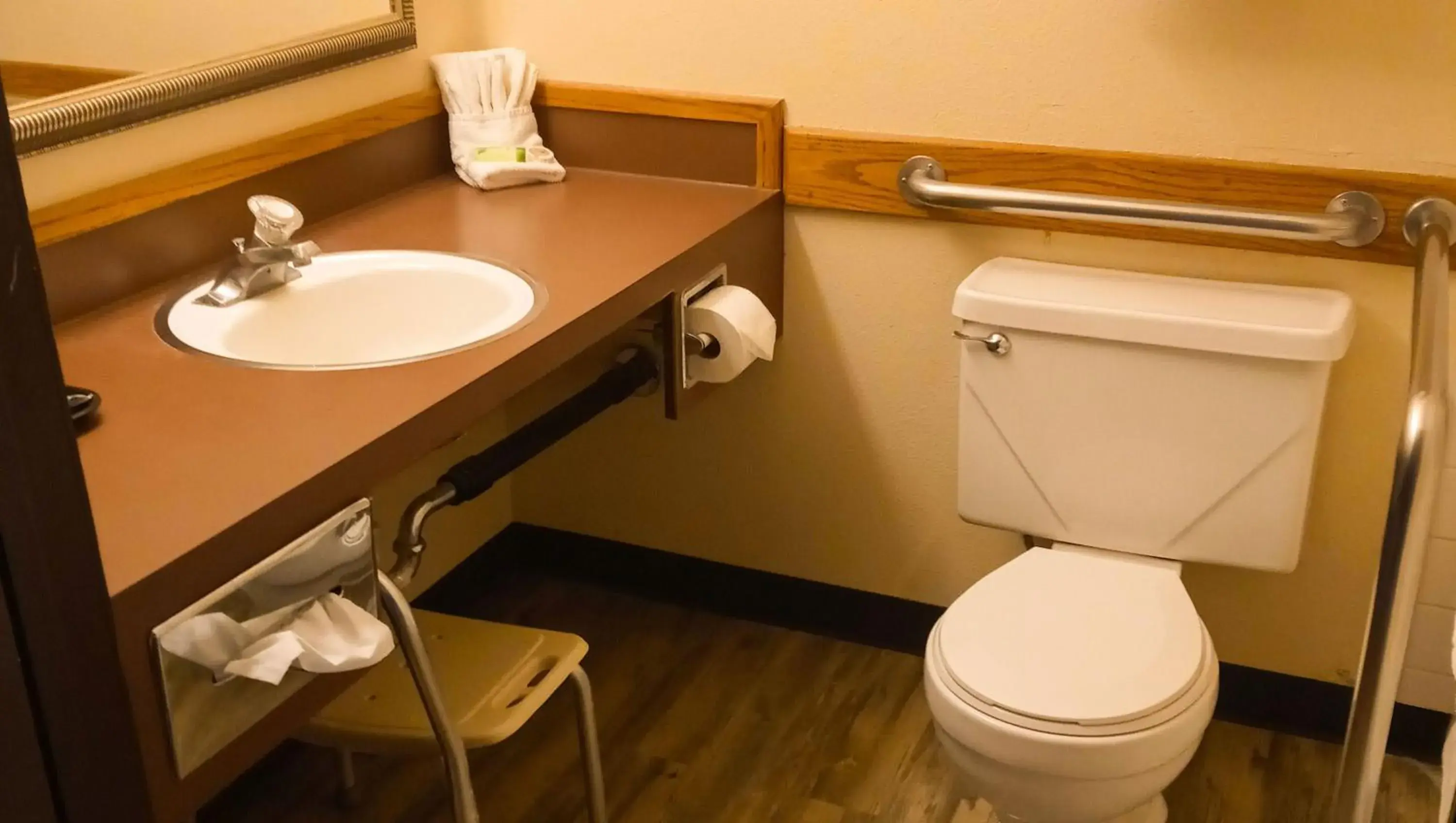 Bathroom in The La Grande Inn Bathroom in The La Grande Inn