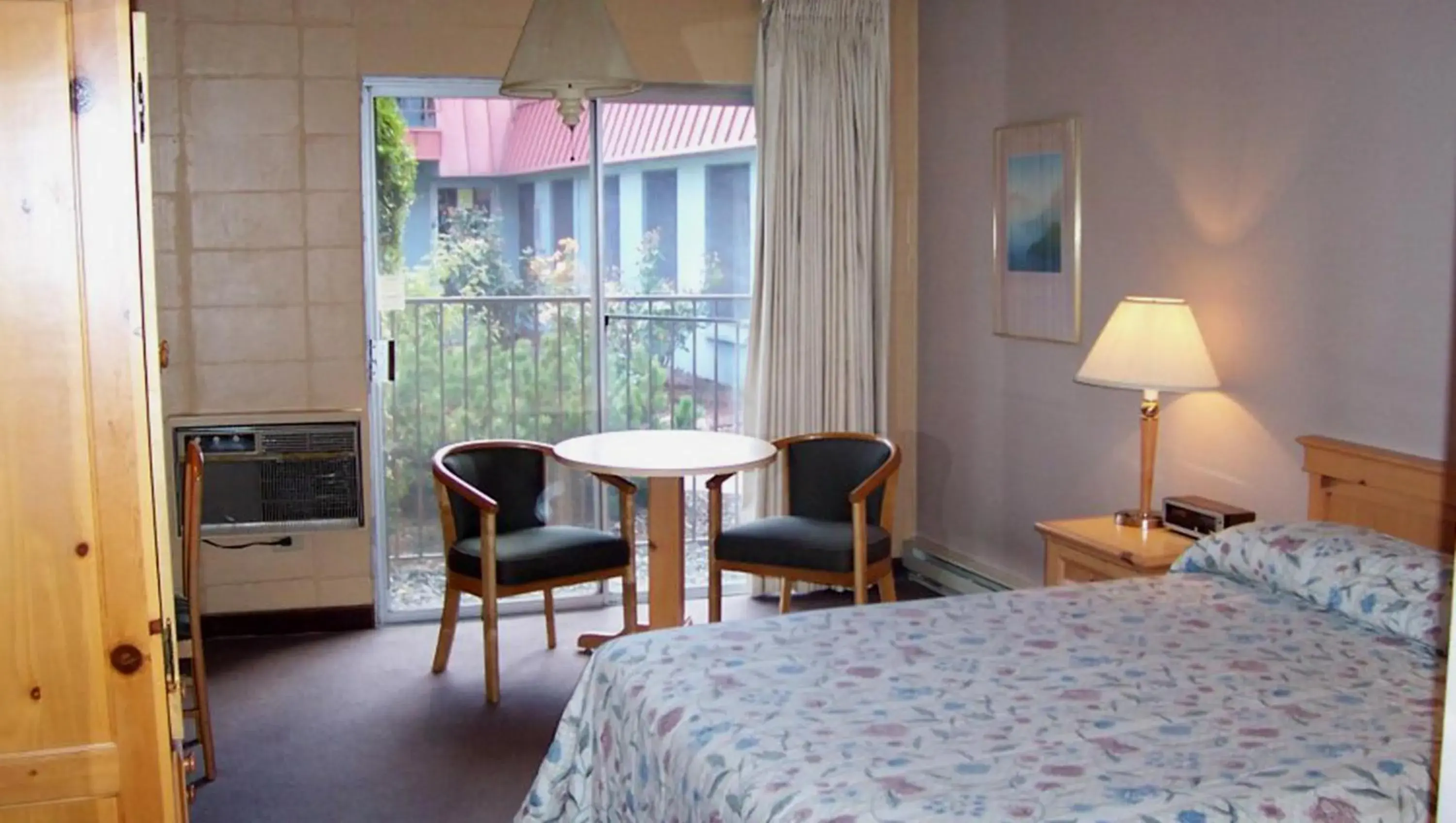 Photo of the whole room, Bed in The La Grande Inn Photo of the whole room, Bed in The La Grande Inn