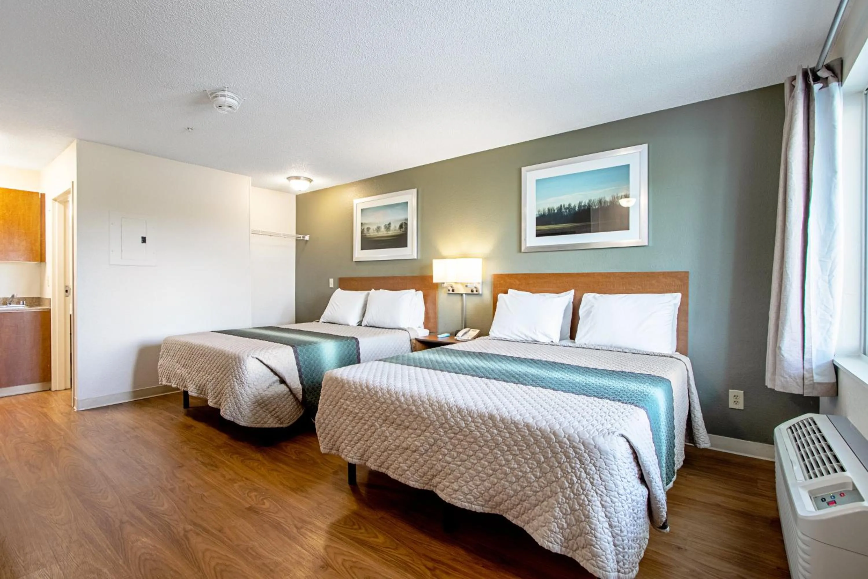 Photo of the whole room, Bed in HomeTowne Studios by Red Roof Denver - Lakewood West