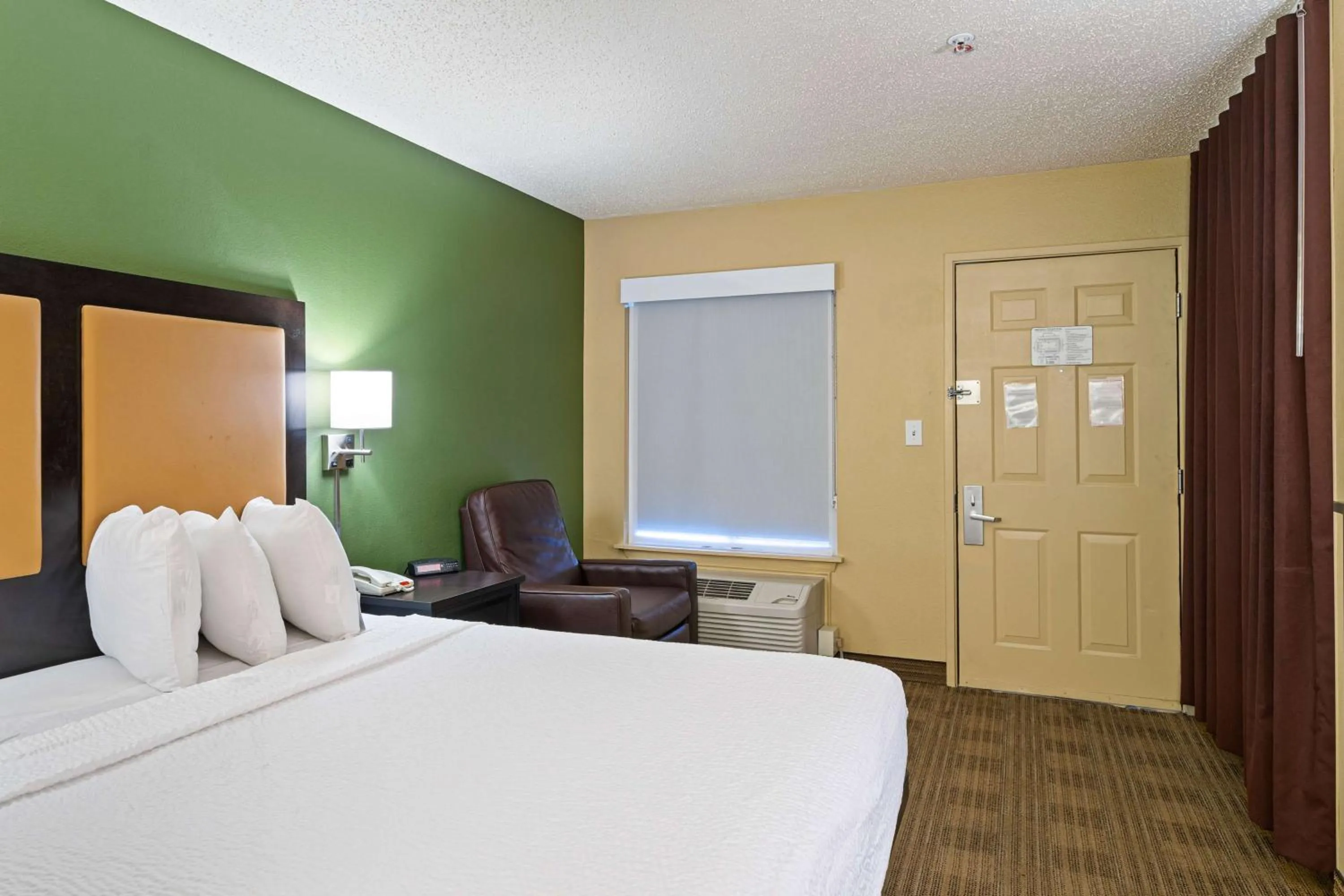 Bedroom, Bed in Extended Stay America Suites - Washington, DC - Reston