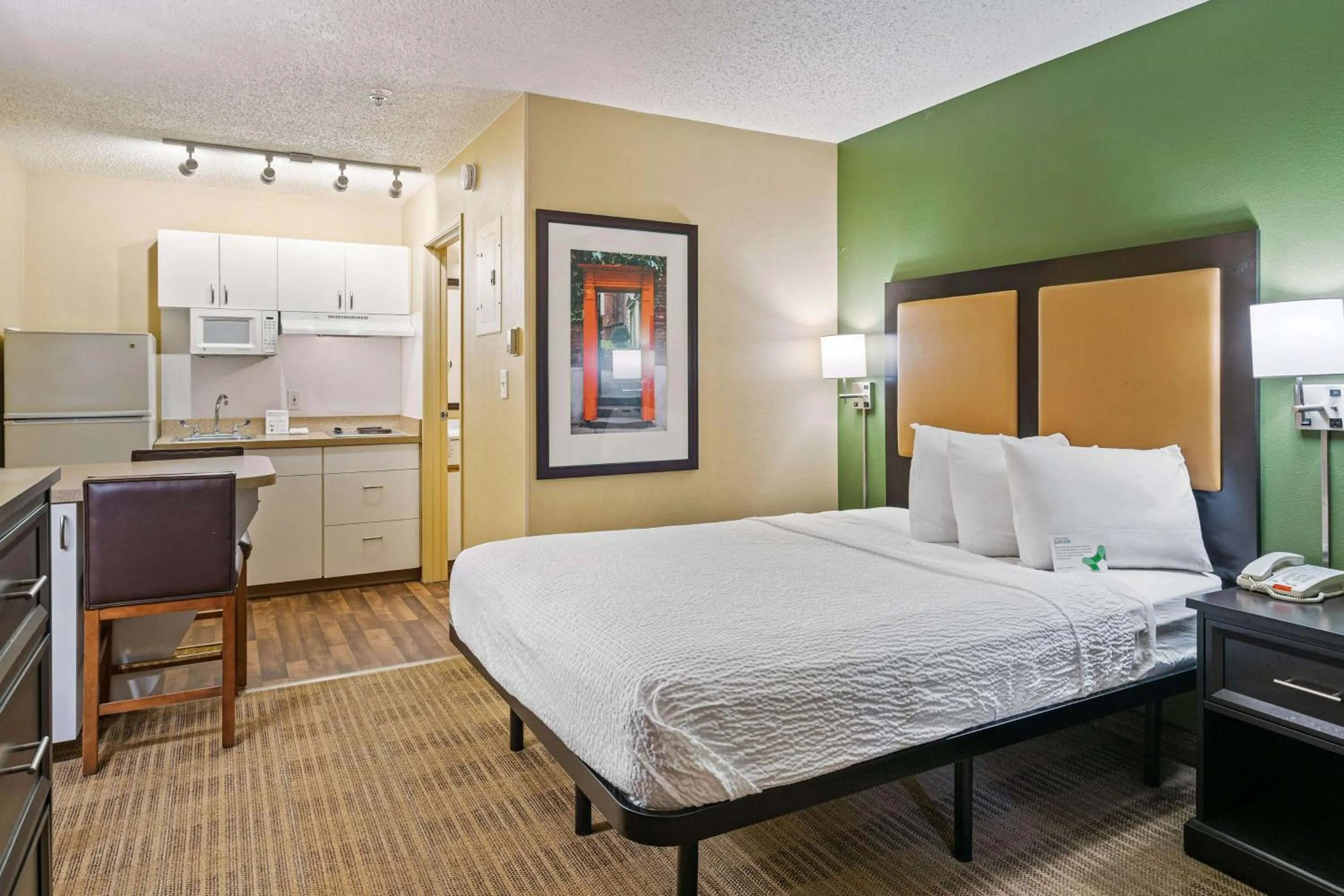 Bedroom, Bed in Extended Stay America Suites - Washington, DC - Reston