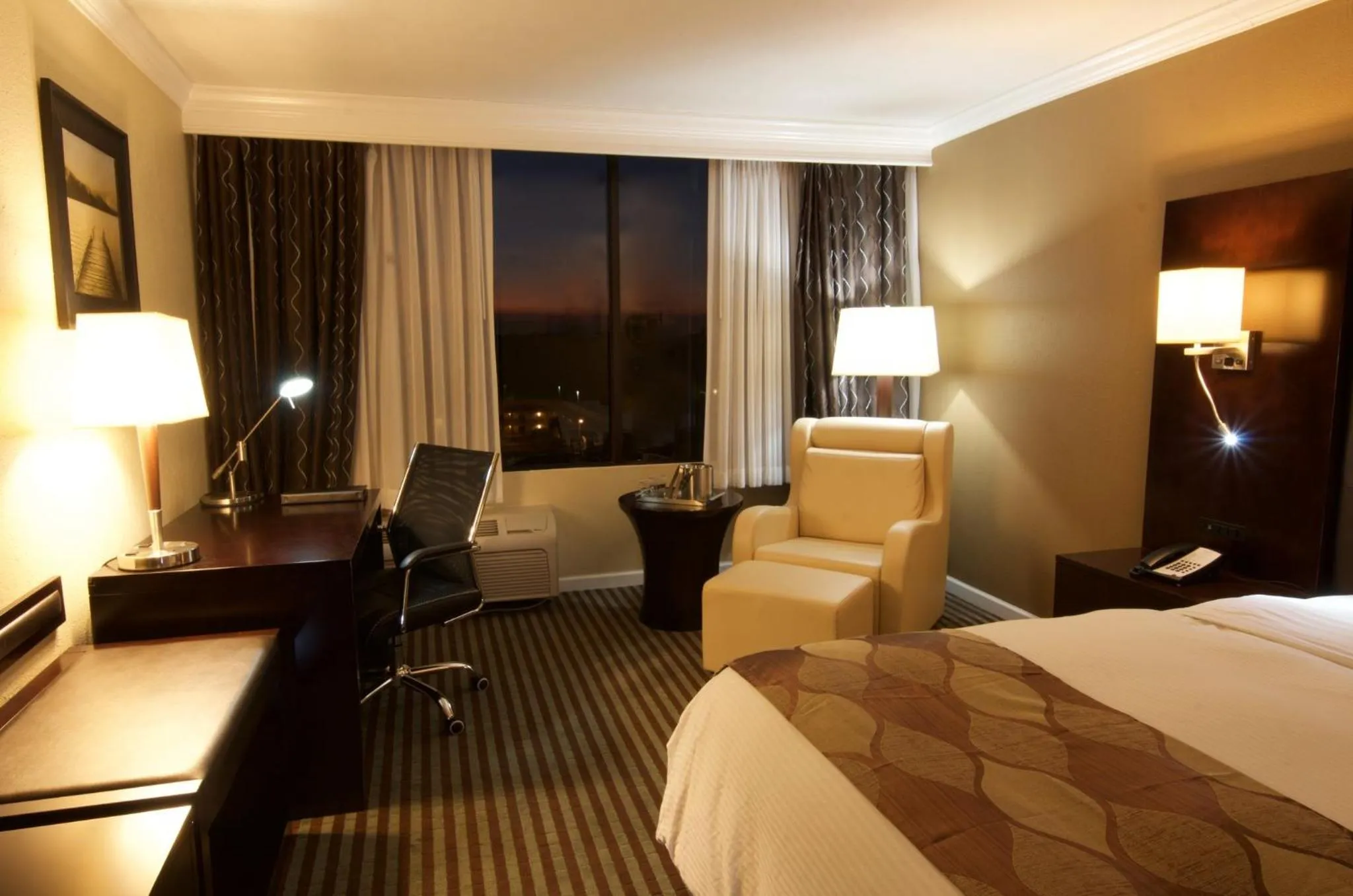 Photo of the whole room, Bed in Holiday Inn Orlando East-UCF Area by IHG