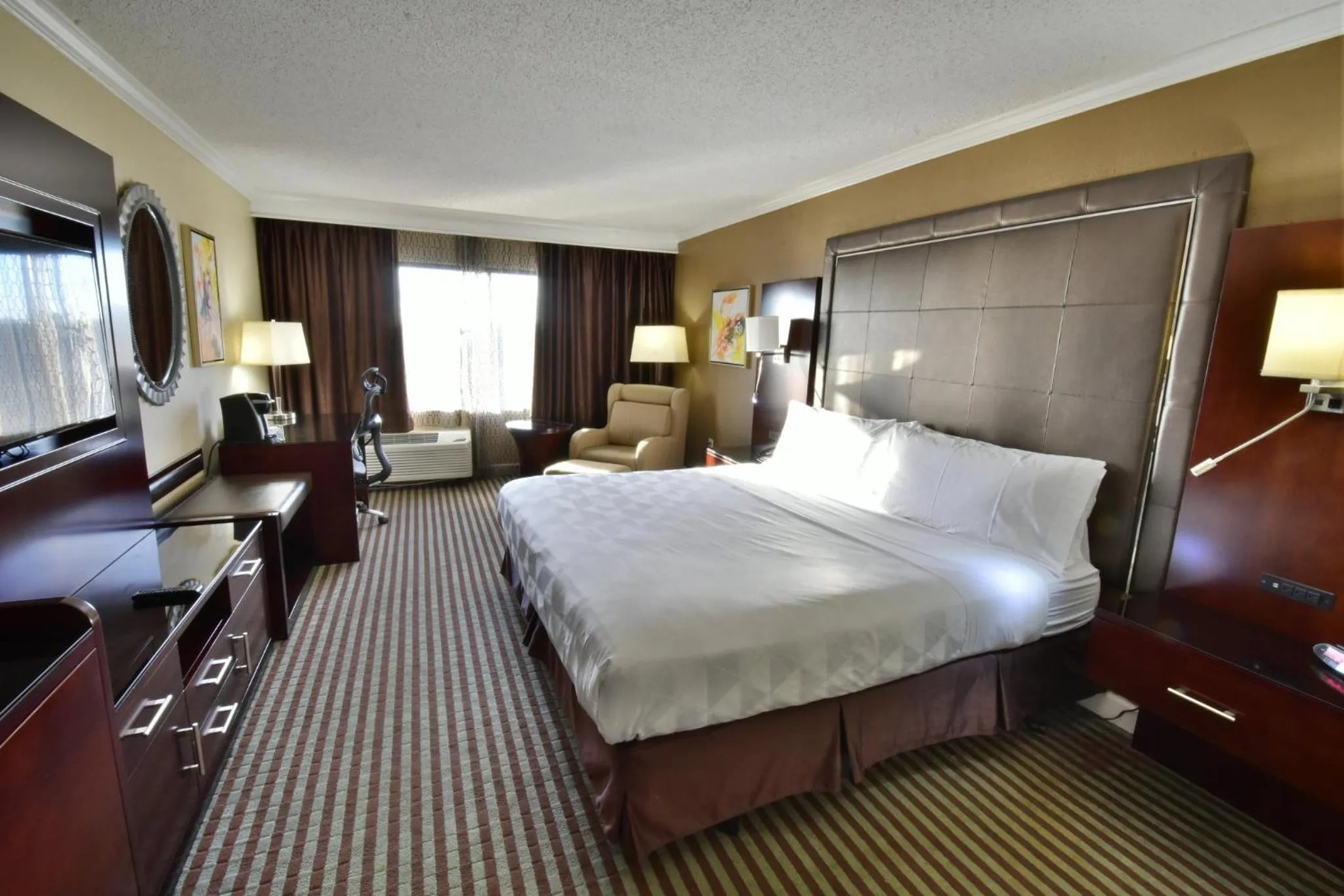 Photo of the whole room, Bed in Holiday Inn Orlando East-UCF Area by IHG