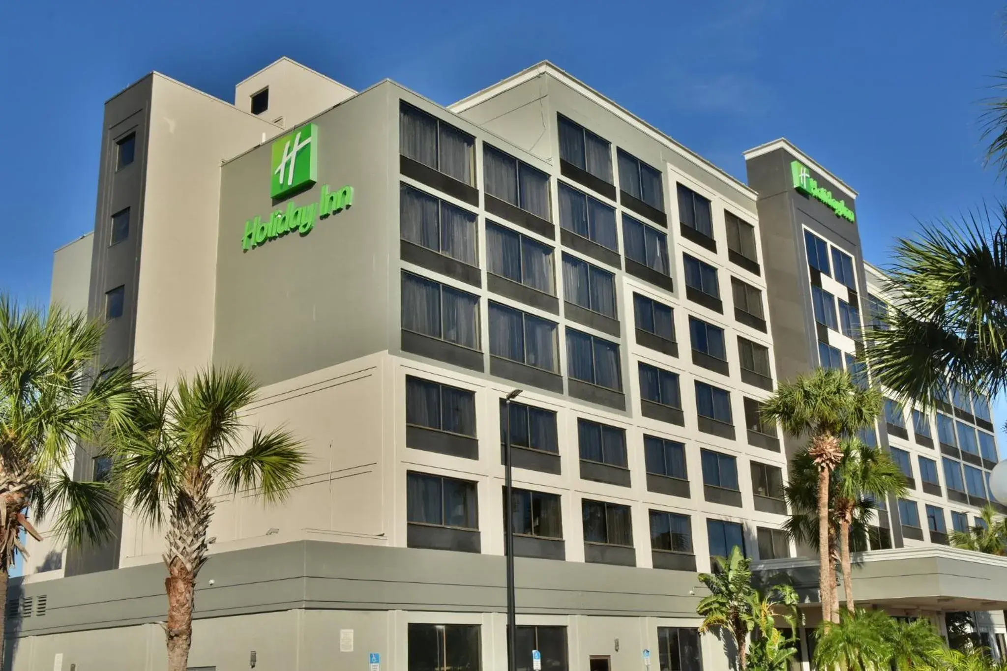 Property building in Holiday Inn Orlando East-UCF Area by IHG Property building in Holiday Inn Orlando East-UCF Area by IHG