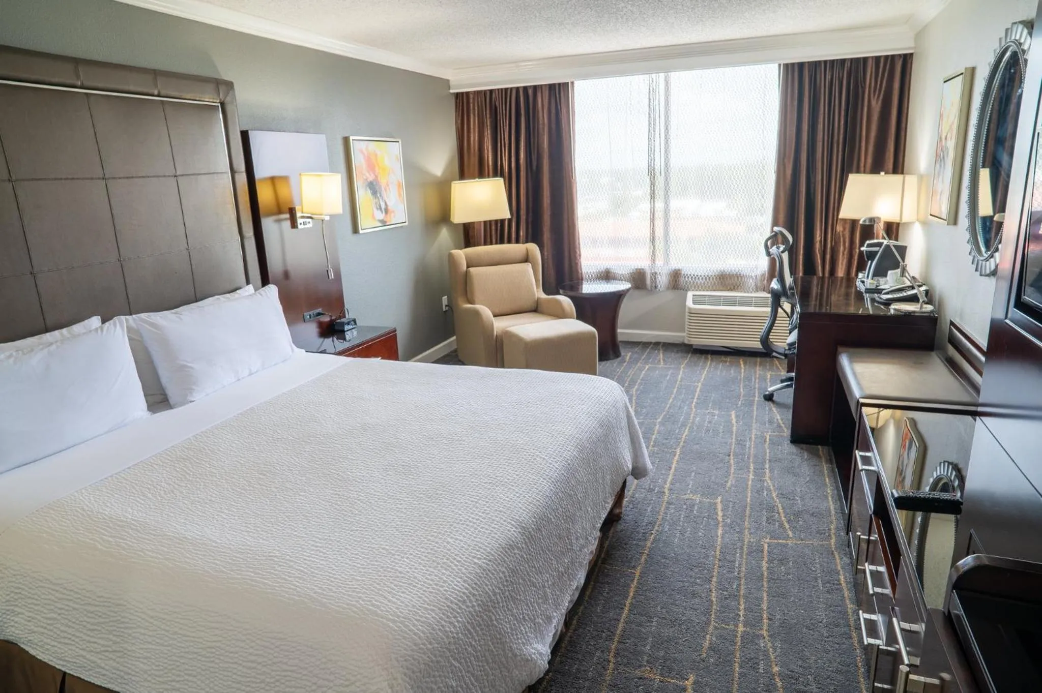 Photo of the whole room, Bed in Holiday Inn Orlando East-UCF Area by IHG