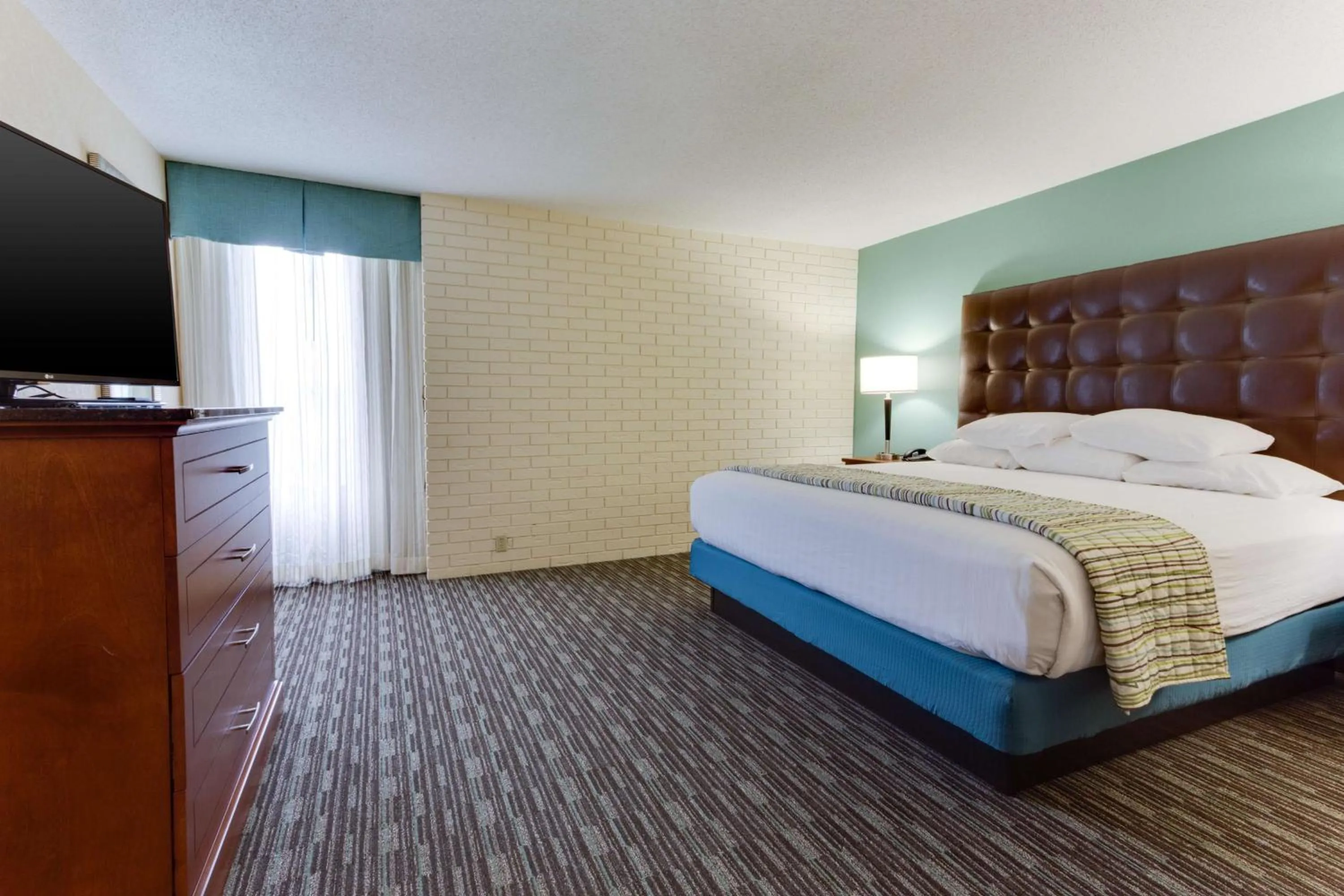 Photo of the whole room, Bed in Drury Inn & Suites Birmingham Grandview