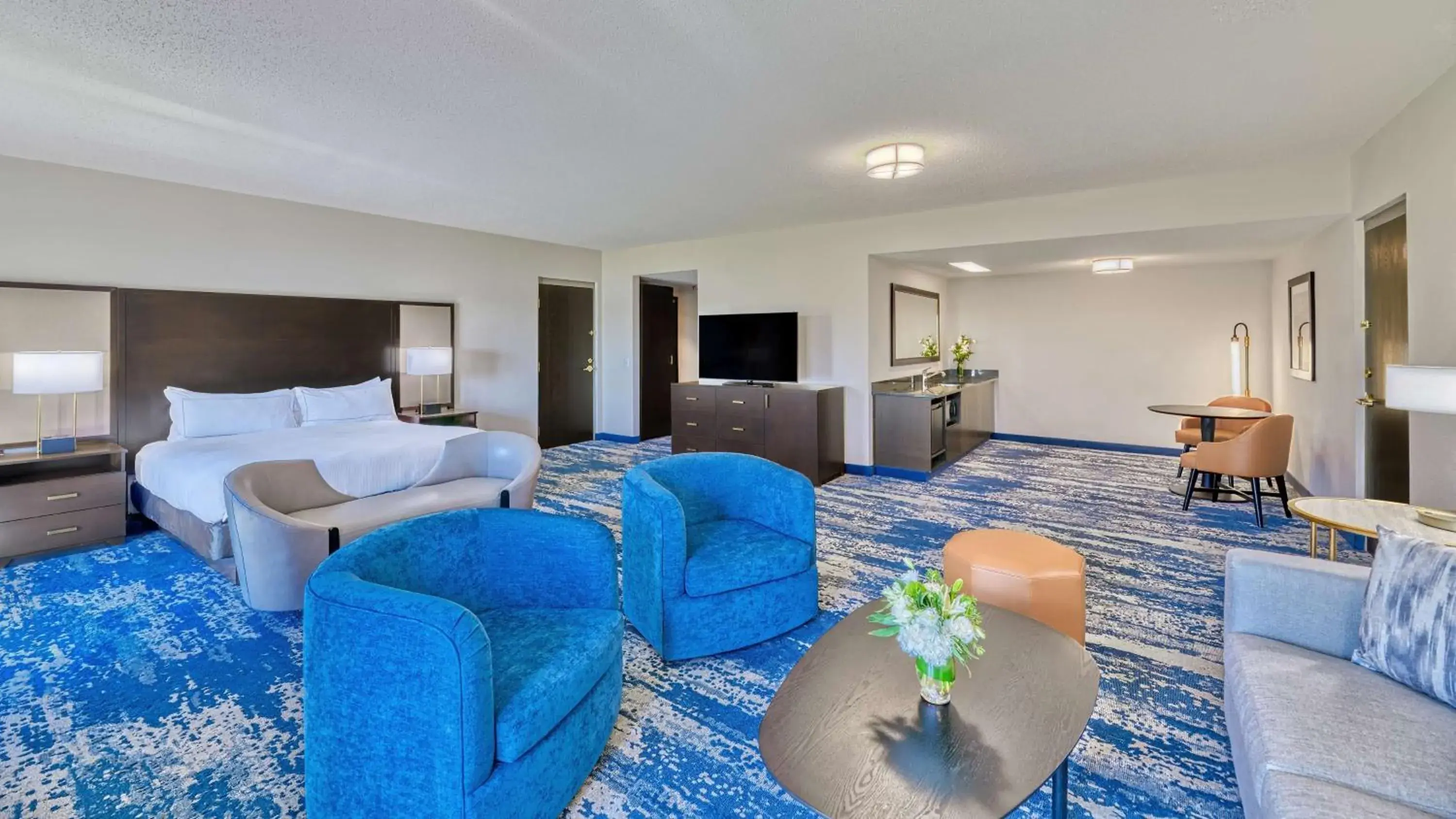 Living room, Bed in DoubleTree by Hilton Port Huron Living room, Bed in DoubleTree by Hilton Port Huron