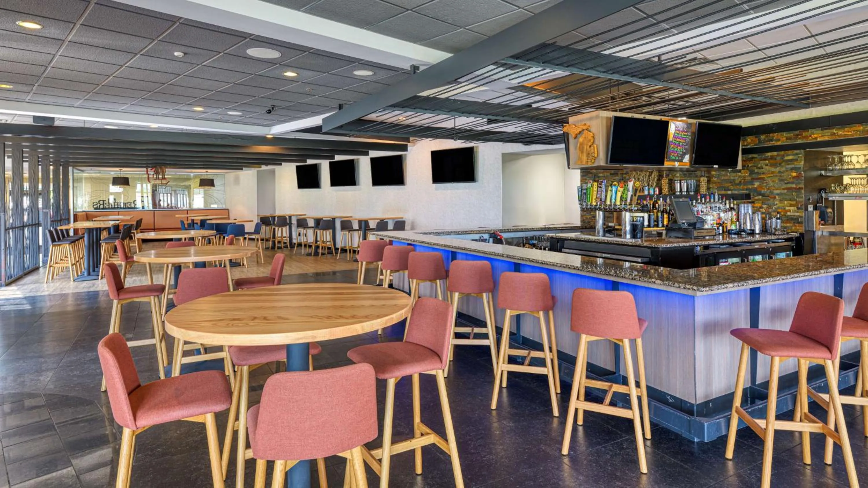Lounge or bar in DoubleTree by Hilton Port Huron