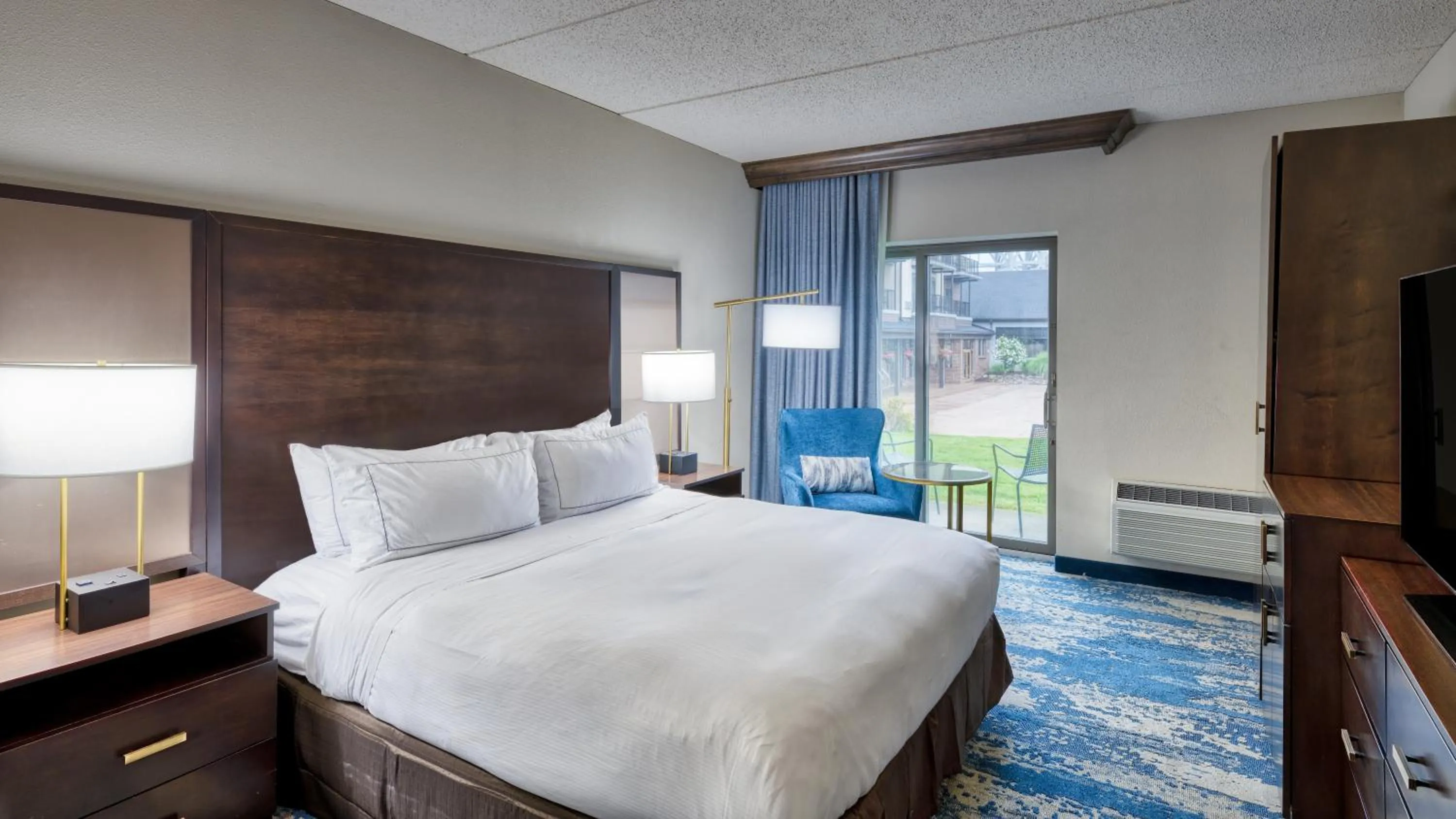 Bedroom, Bed in DoubleTree by Hilton Port Huron