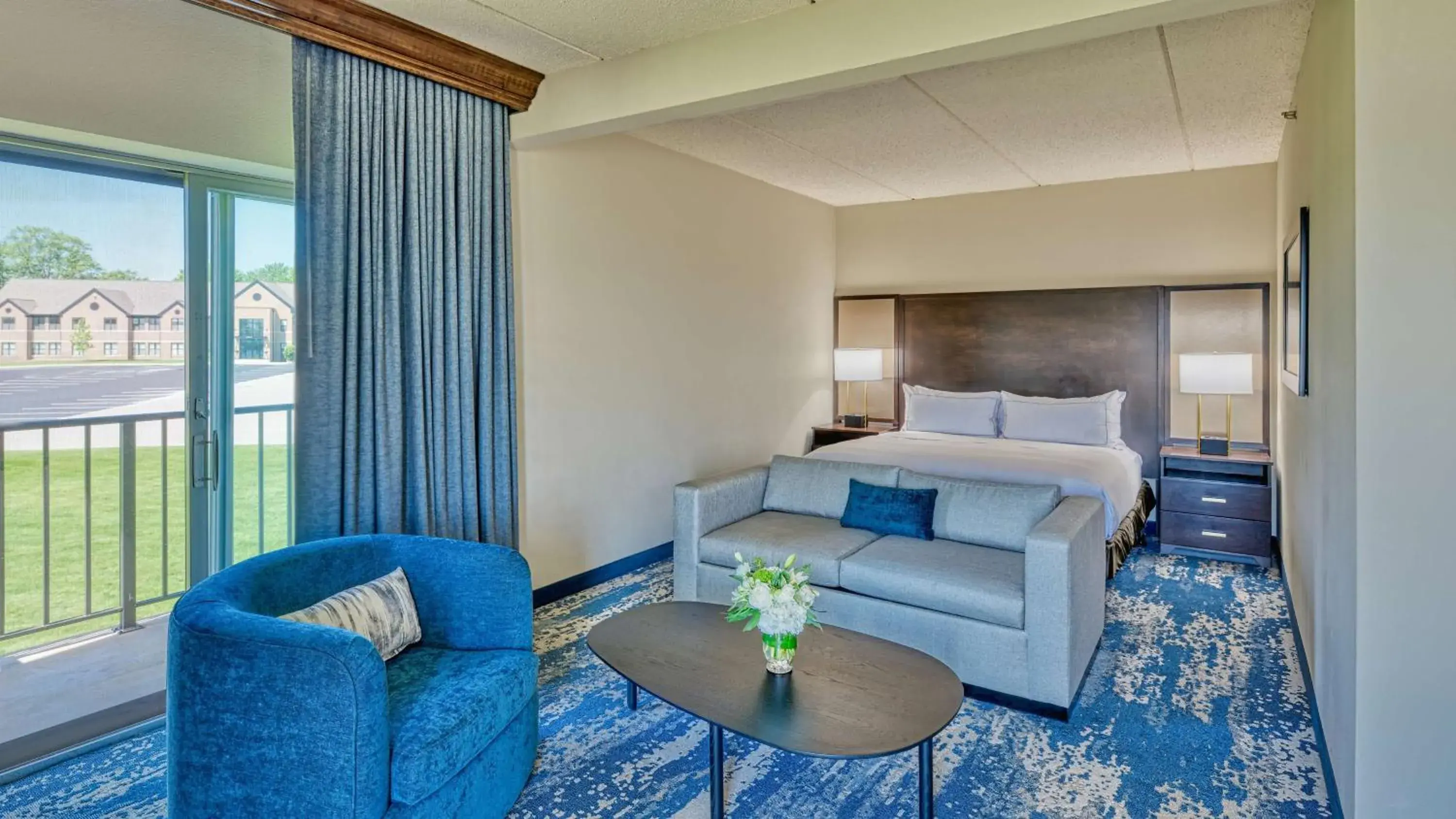 Living room in DoubleTree by Hilton Port Huron Living room in DoubleTree by Hilton Port Huron