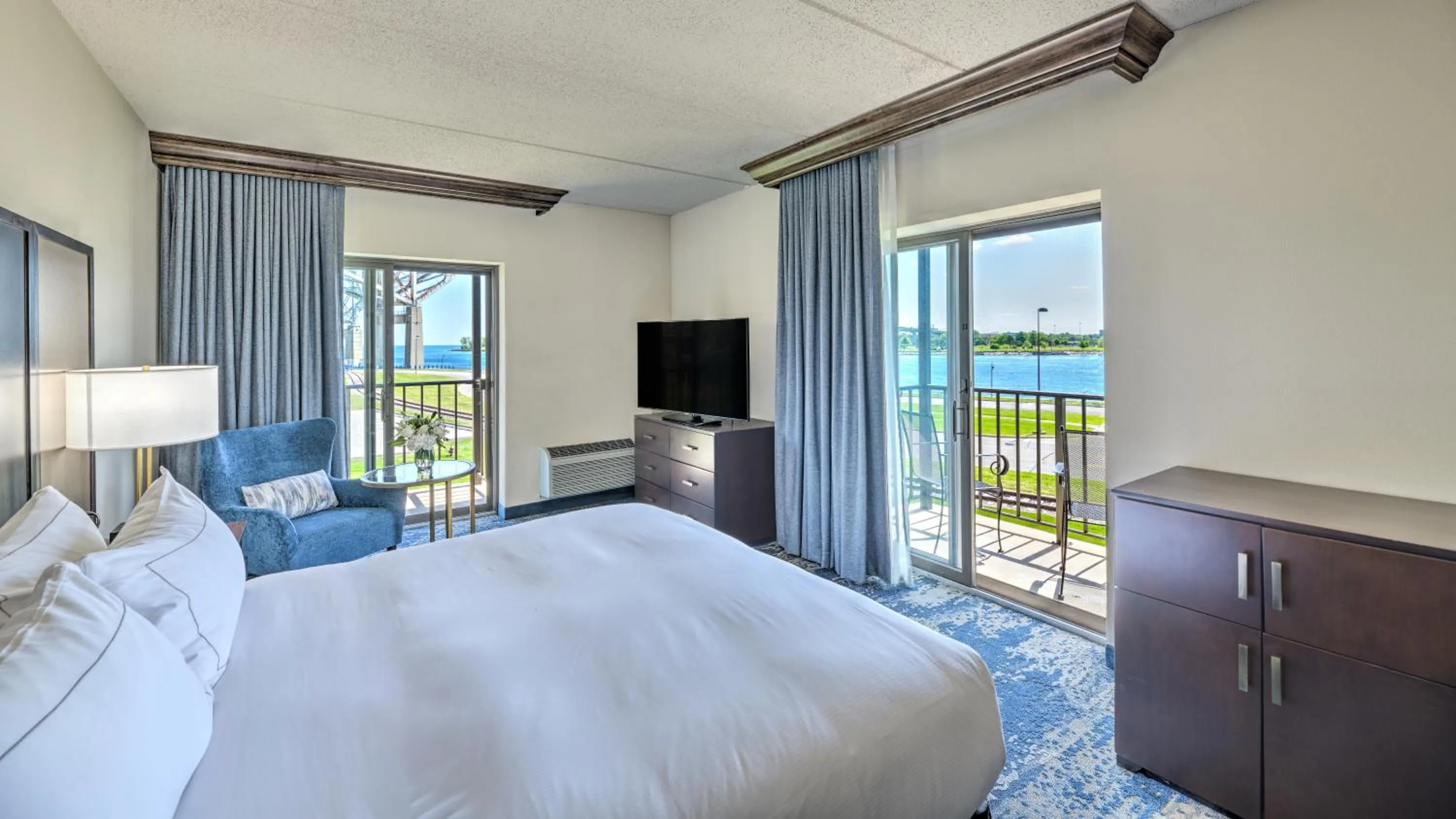 View (from property/room), Bed in DoubleTree by Hilton Port Huron