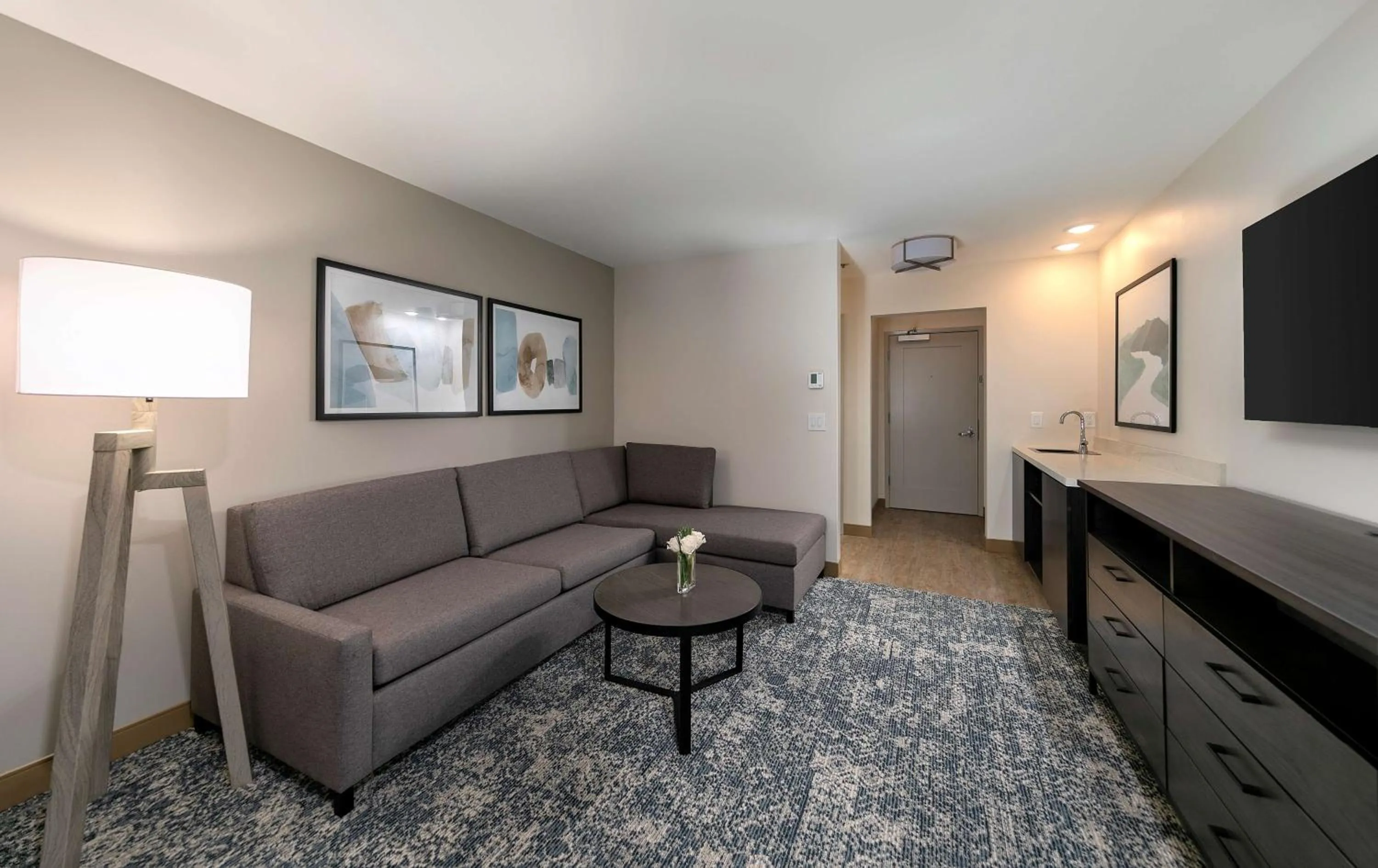 Living room in Seacliff Inn Aptos, Tapestry Collection by Hilton