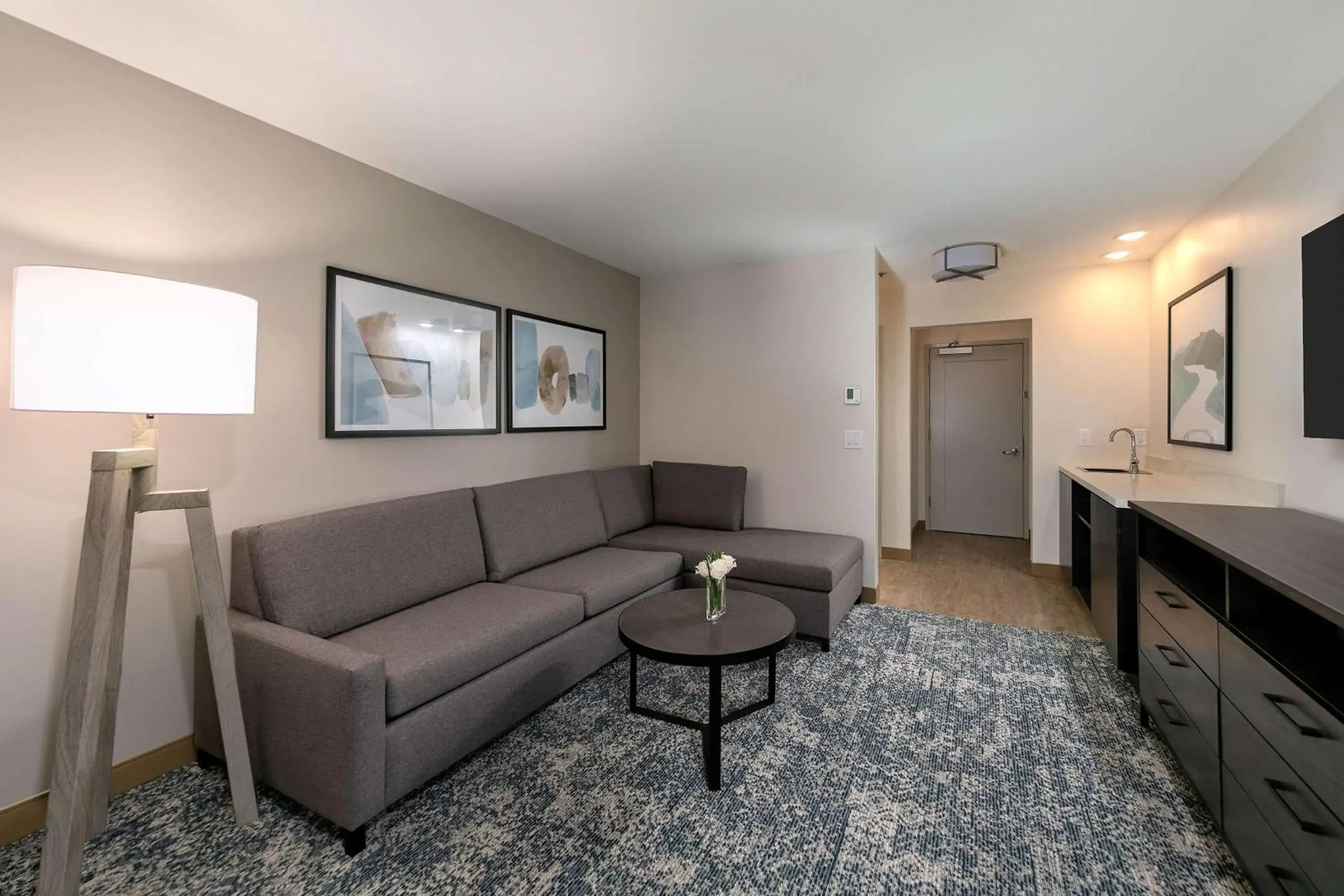 Living room in Seacliff Inn Aptos, Tapestry Collection by Hilton Living room in Seacliff Inn Aptos, Tapestry Collection by Hilton