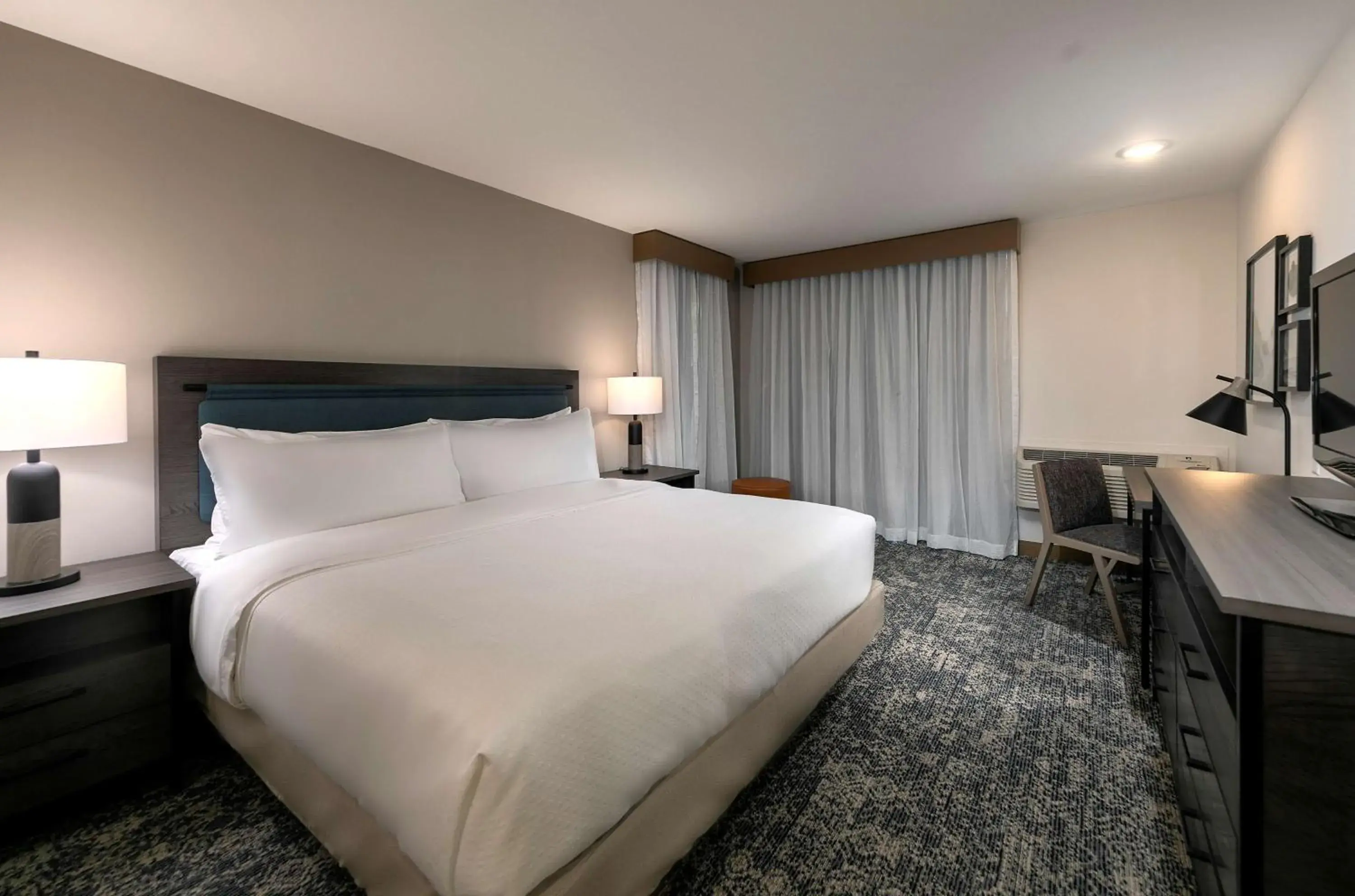 Bedroom, Bed in Seacliff Inn Aptos, Tapestry Collection by Hilton Bedroom, Bed in Seacliff Inn Aptos, Tapestry Collection by Hilton
