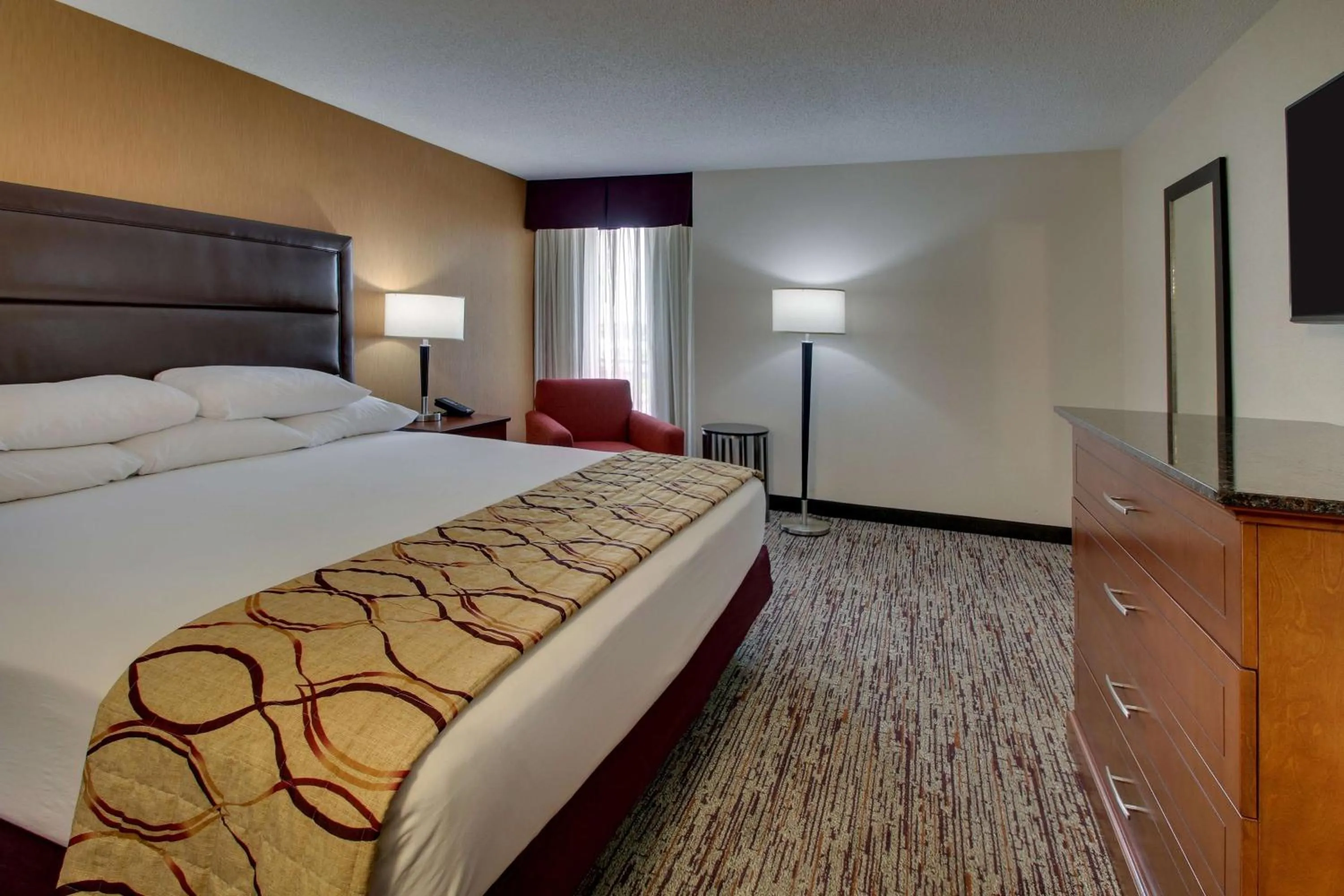 Photo of the whole room, Bed in Drury Inn & Suites Evansville East