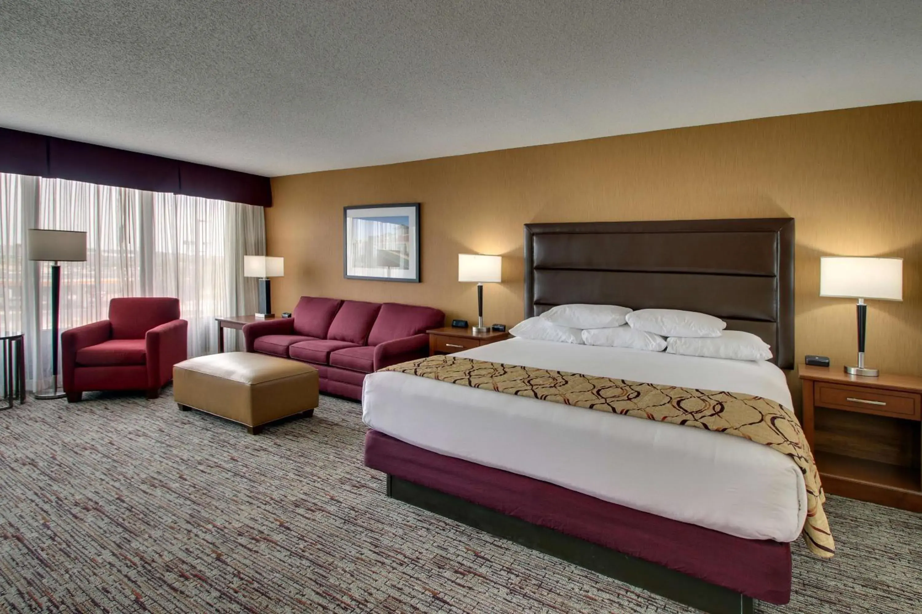 Superior King Room with Sofa Bed in Drury Inn & Suites Evansville East Superior King Room with Sofa Bed in Drury Inn & Suites Evansville East