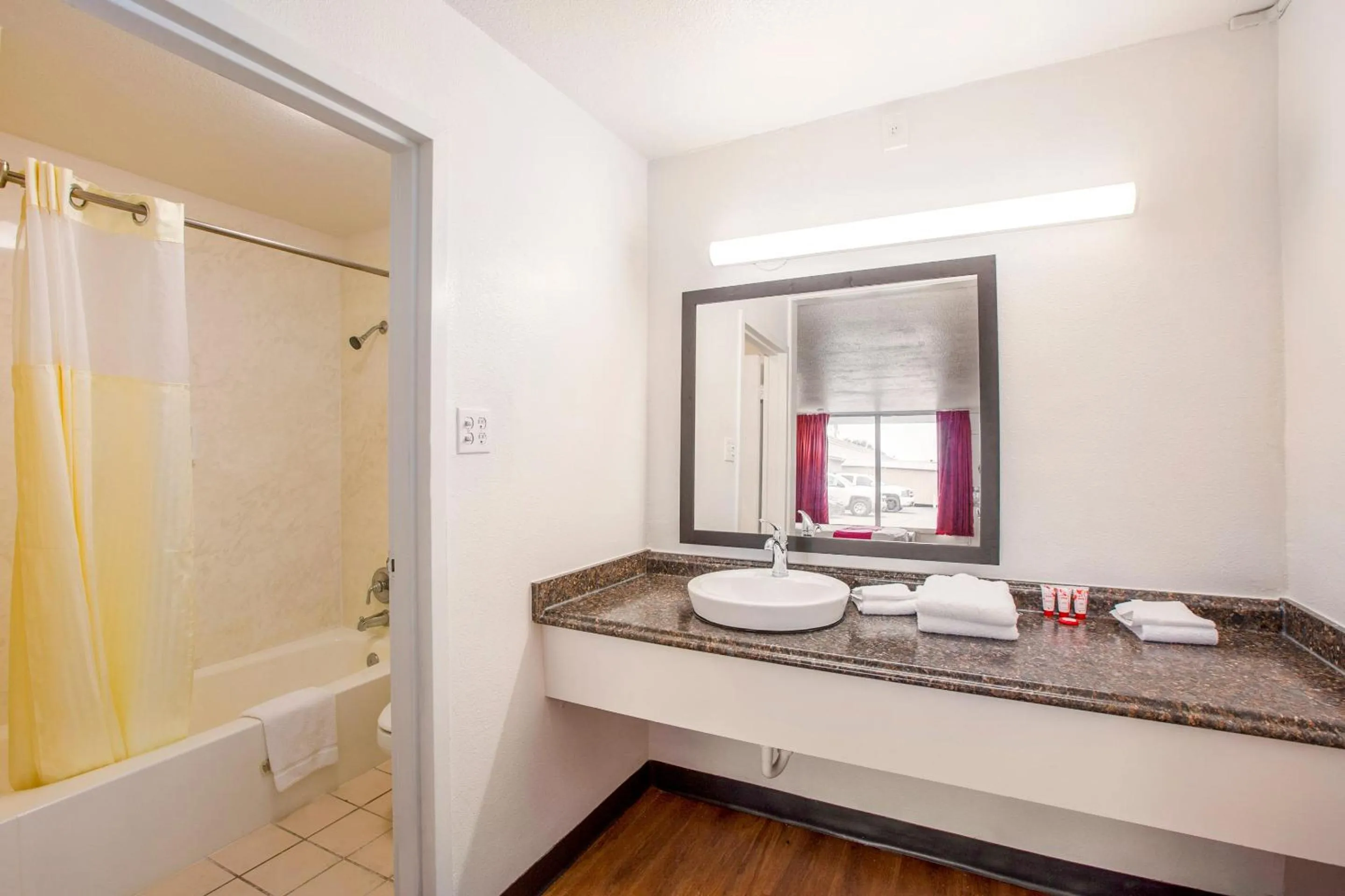 Bedroom, Bathroom in Travelodge by Wyndham Baton Rouge East