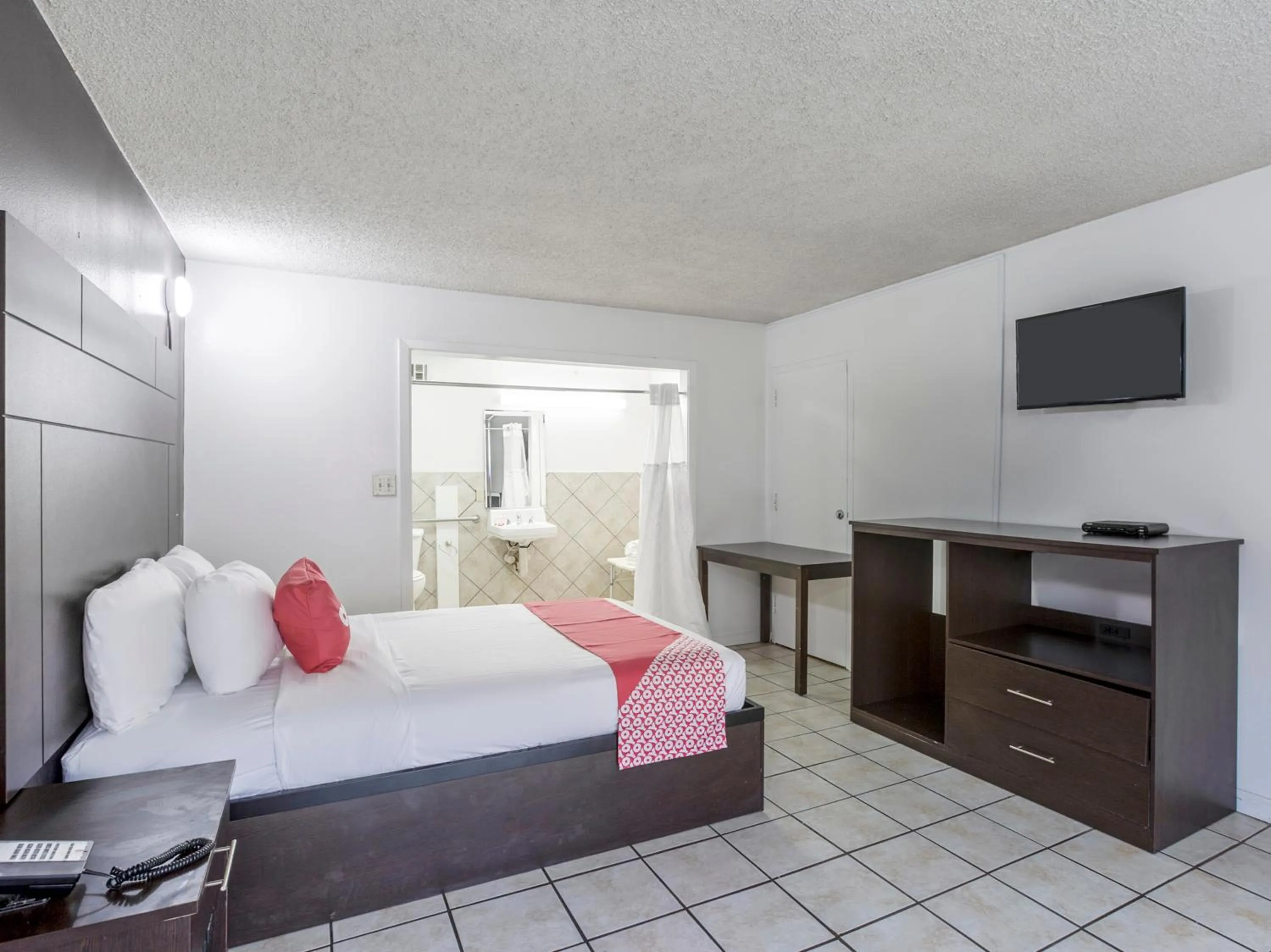 Bedroom in Travelodge by Wyndham Baton Rouge East