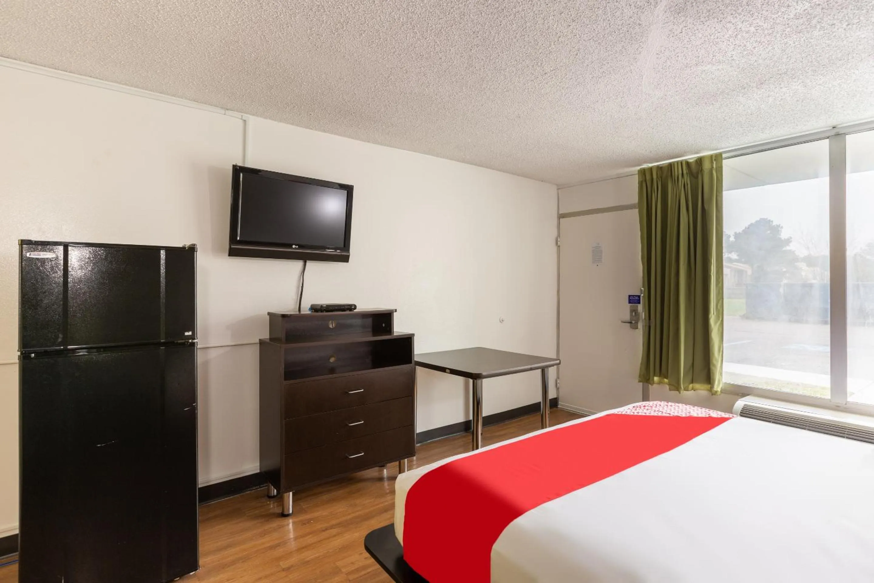 Bedroom, TV/Entertainment Center in Travelodge by Wyndham Baton Rouge East