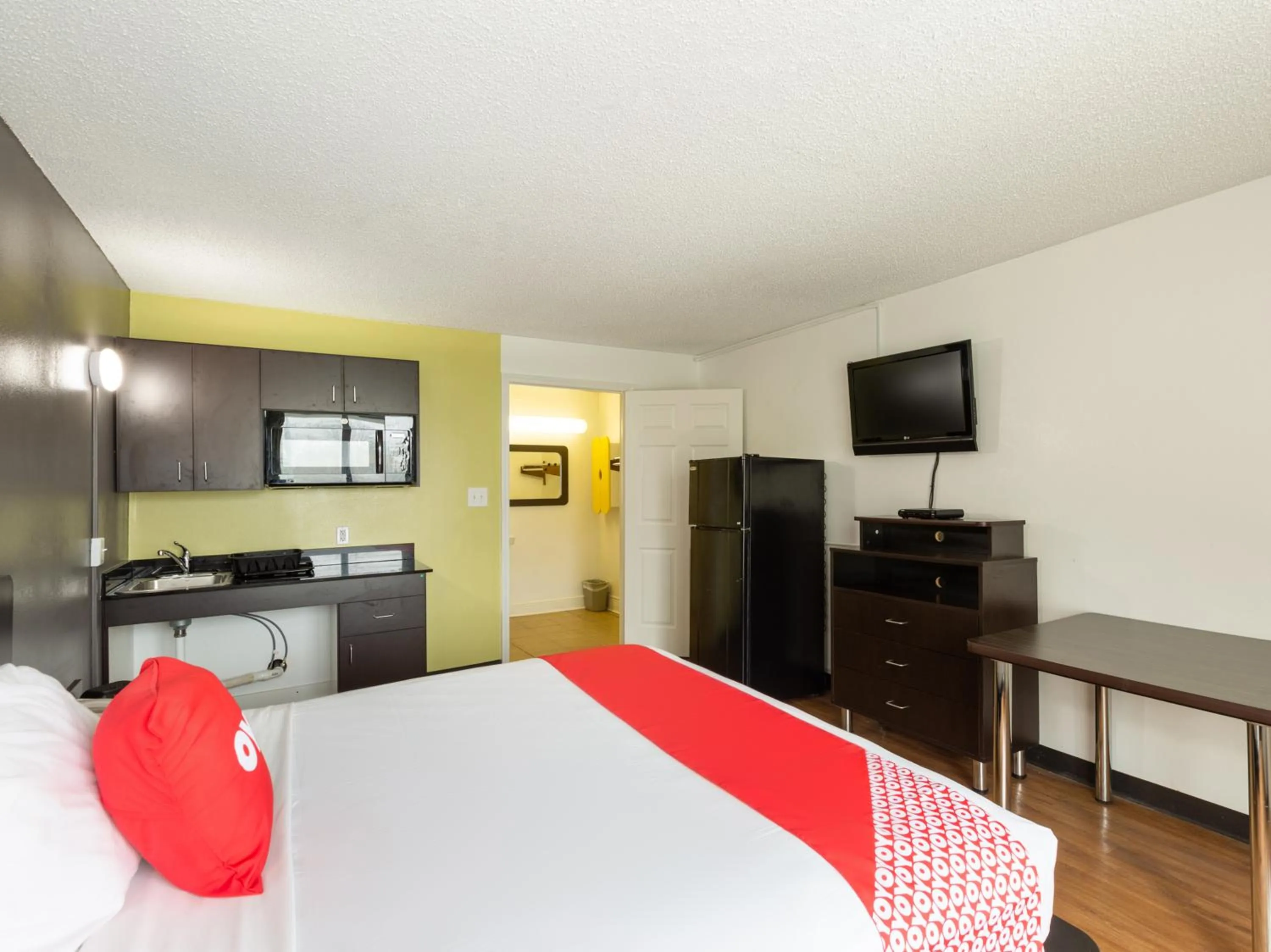 Bedroom, Dining Area in Travelodge by Wyndham Baton Rouge East