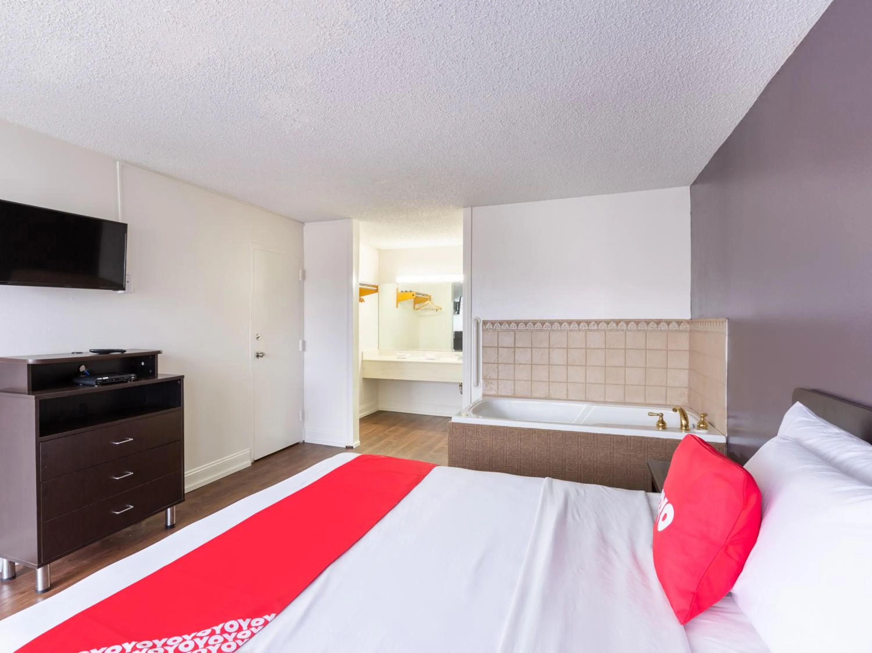 TV and multimedia in Travelodge by Wyndham Baton Rouge East