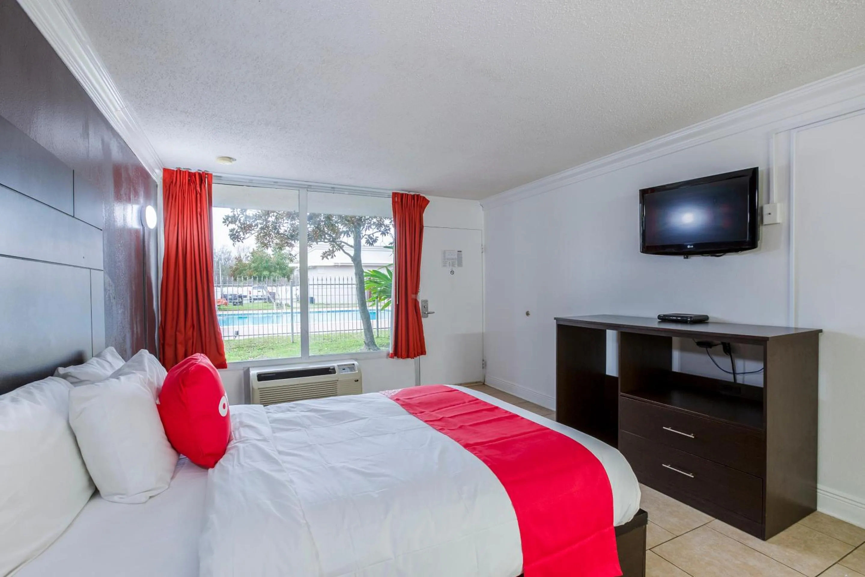 Bedroom in Travelodge by Wyndham Baton Rouge East