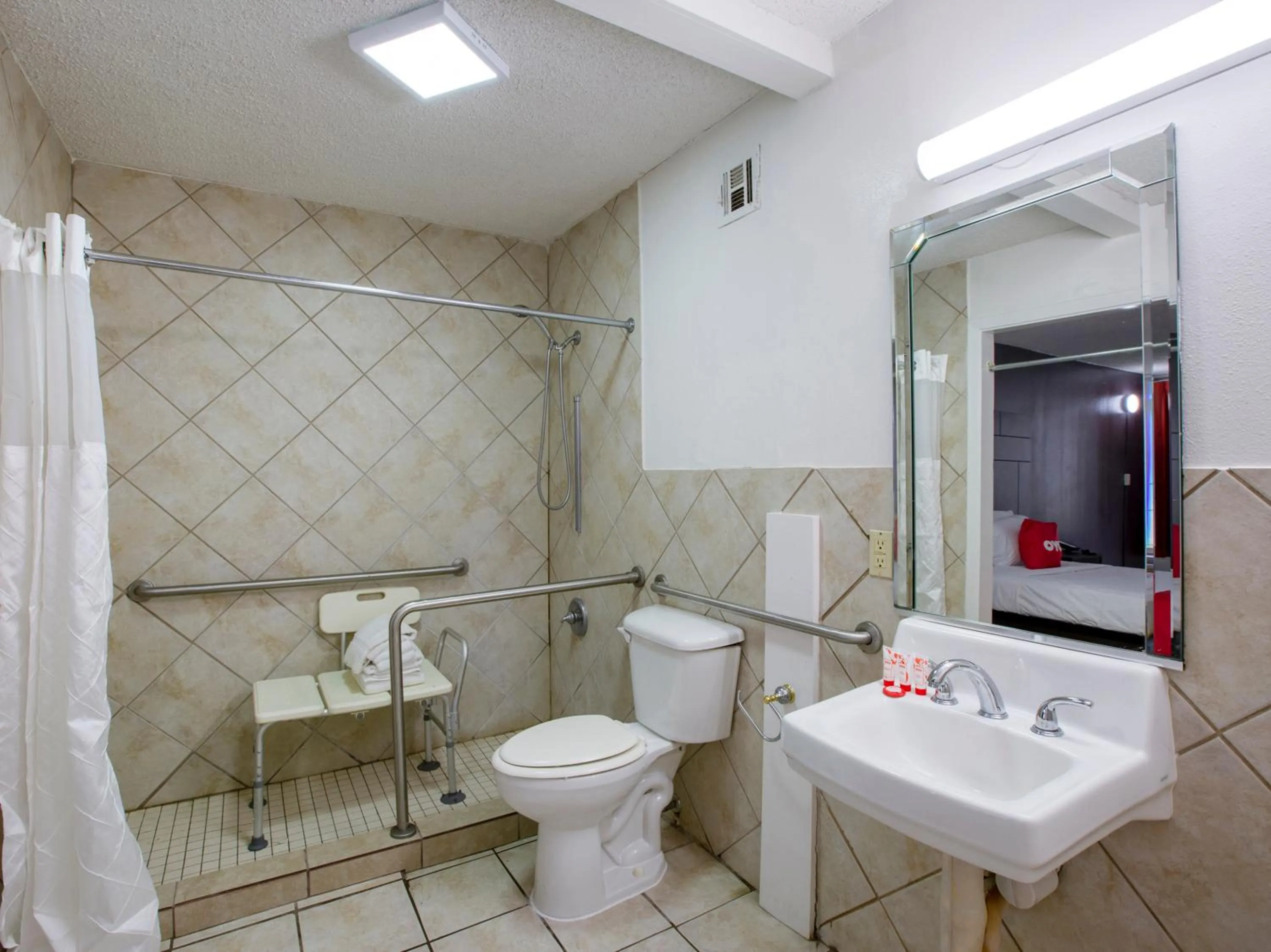 Bathroom in Travelodge by Wyndham Baton Rouge East