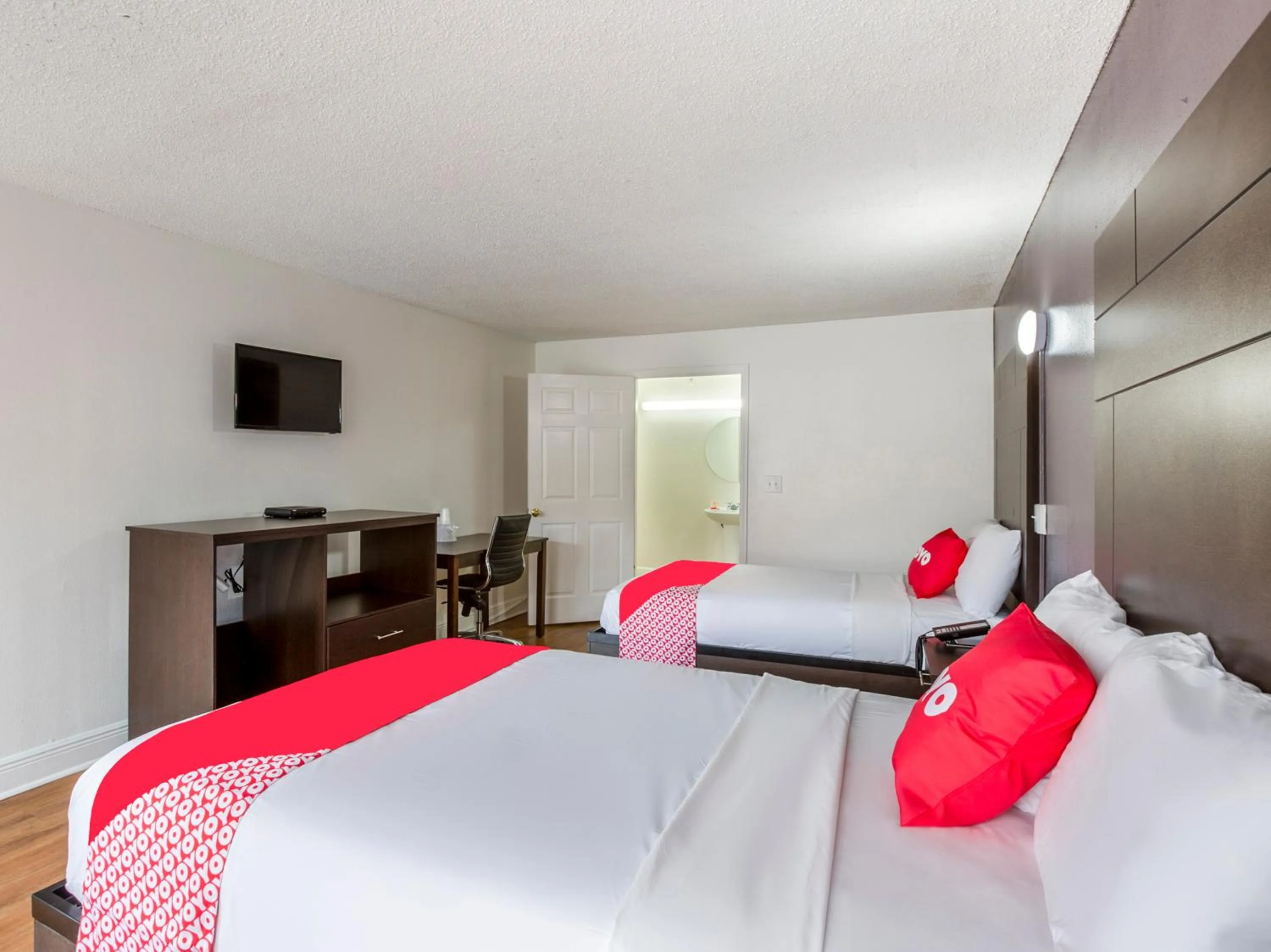 Bedroom in Travelodge by Wyndham Baton Rouge East