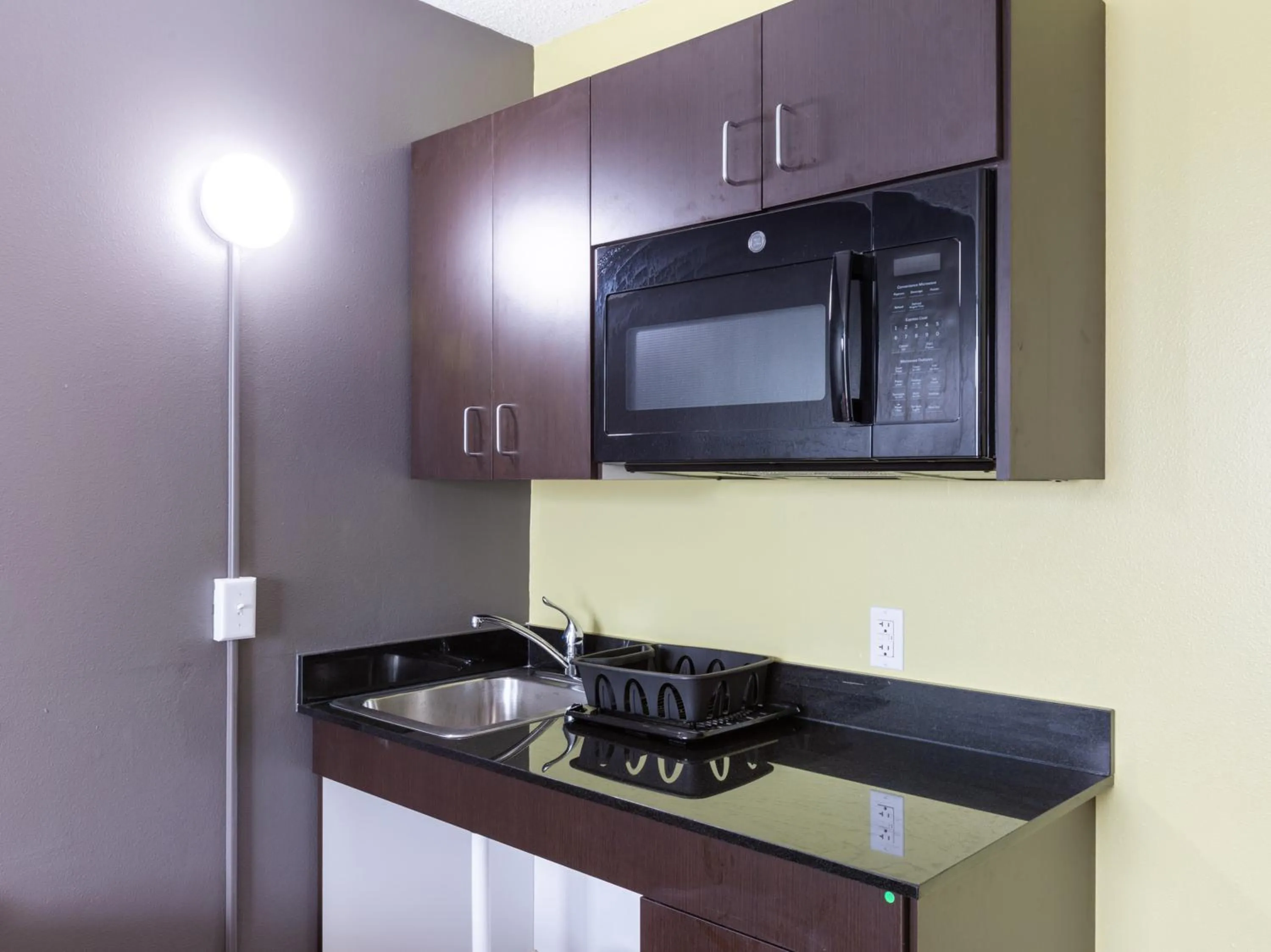 Kitchen or kitchenette, Kitchen/Kitchenette in Travelodge by Wyndham Baton Rouge East