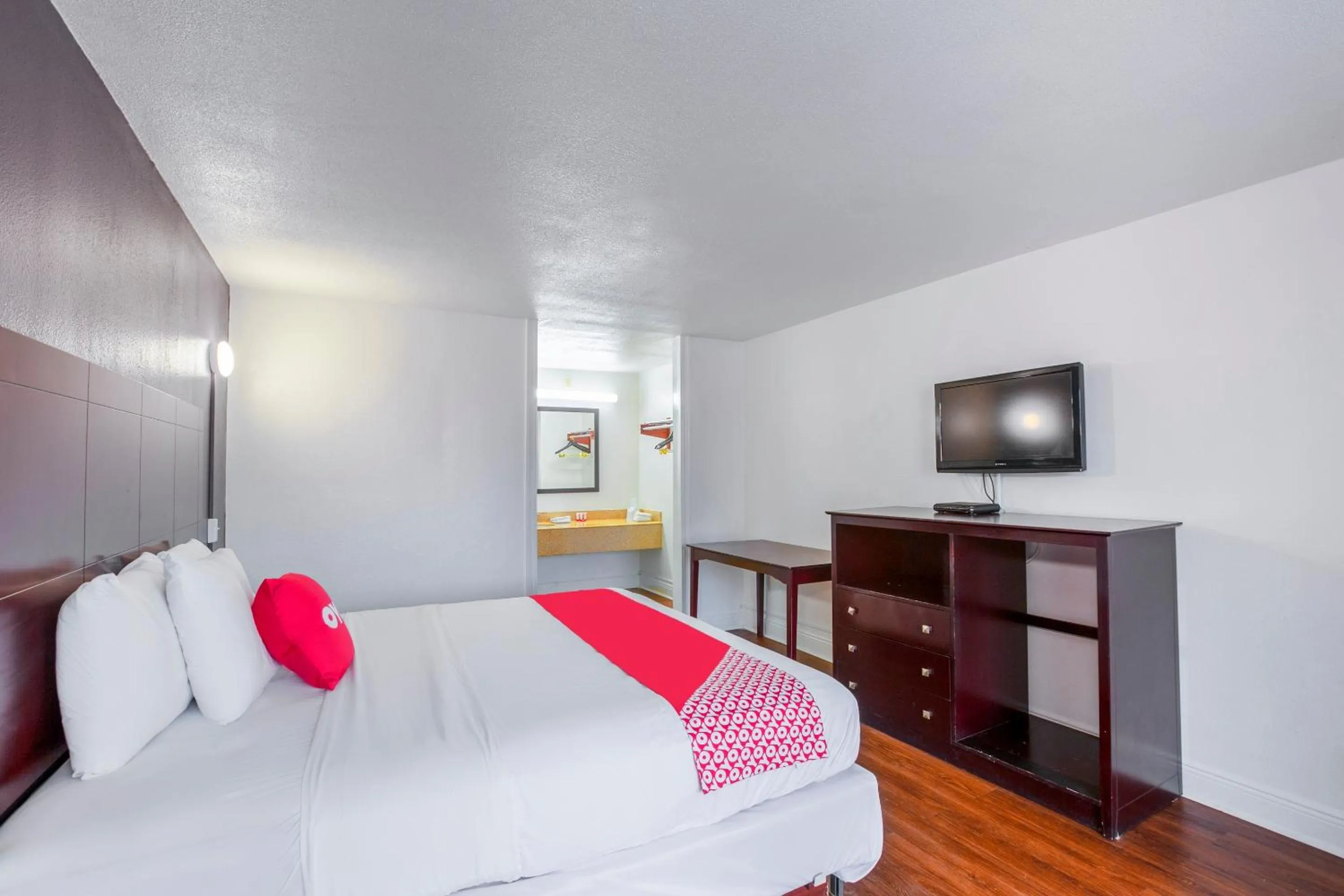 Bedroom, TV/Entertainment Center in Travelodge by Wyndham Baton Rouge East