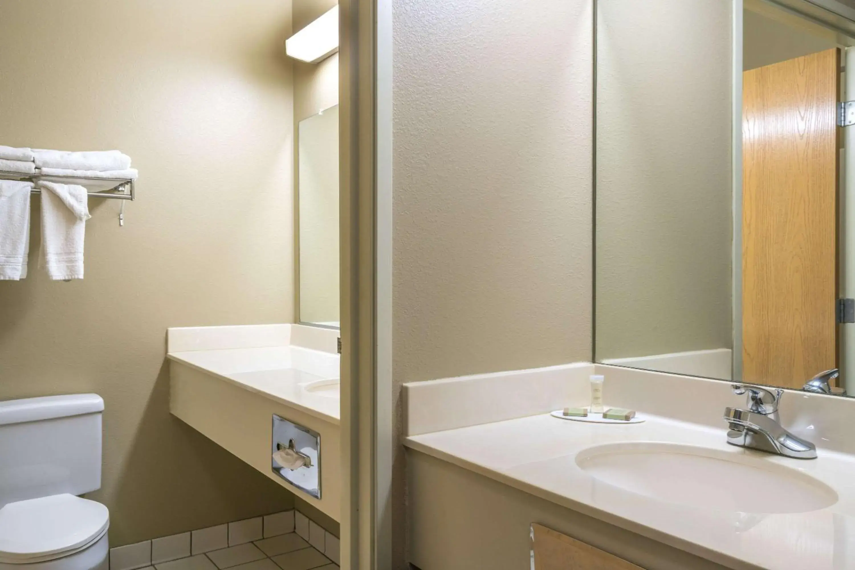 King Suite - Non-Smoking in Super 8 by Wyndham Beresford King Suite - Non-Smoking in Super 8 by Wyndham Beresford