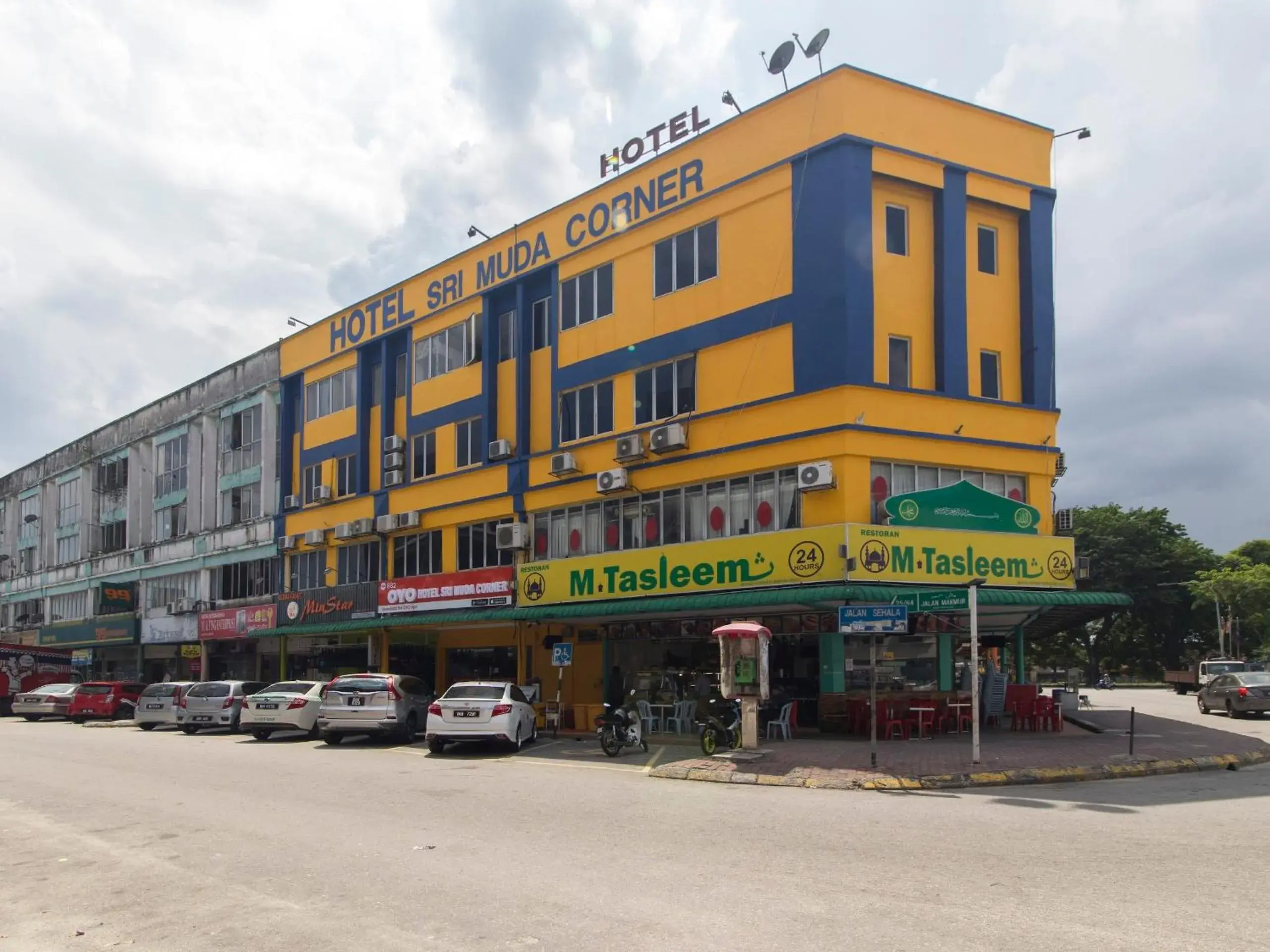 Facade/entrance in Hotel O Sri Muda Corner Sdn Bhd Facade/entrance in Hotel O Sri Muda Corner Sdn Bhd